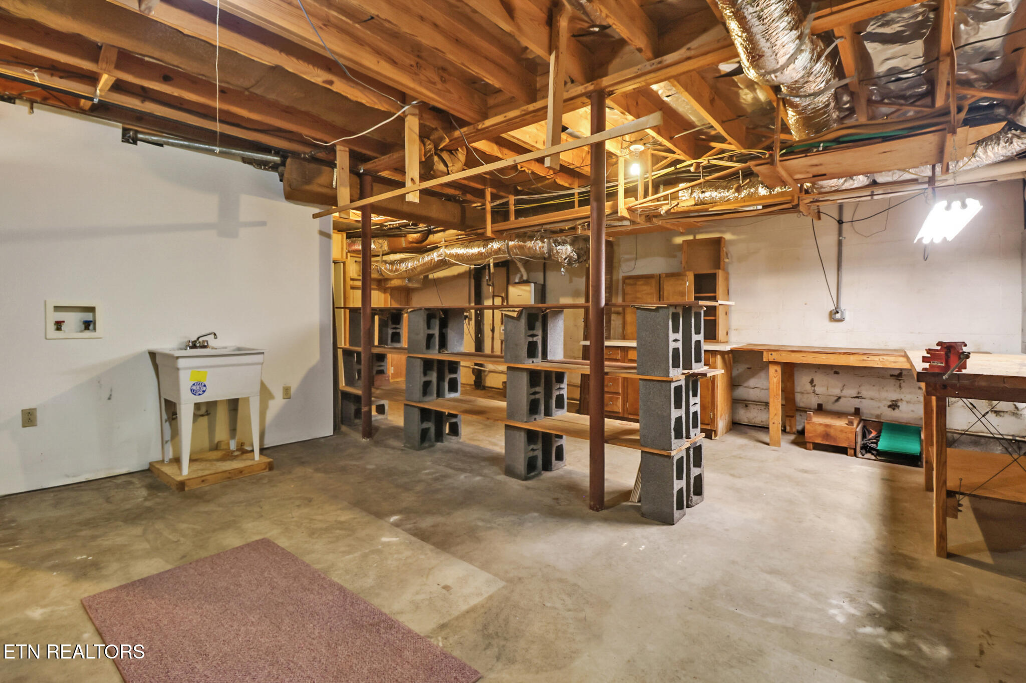964 W Outer Drive