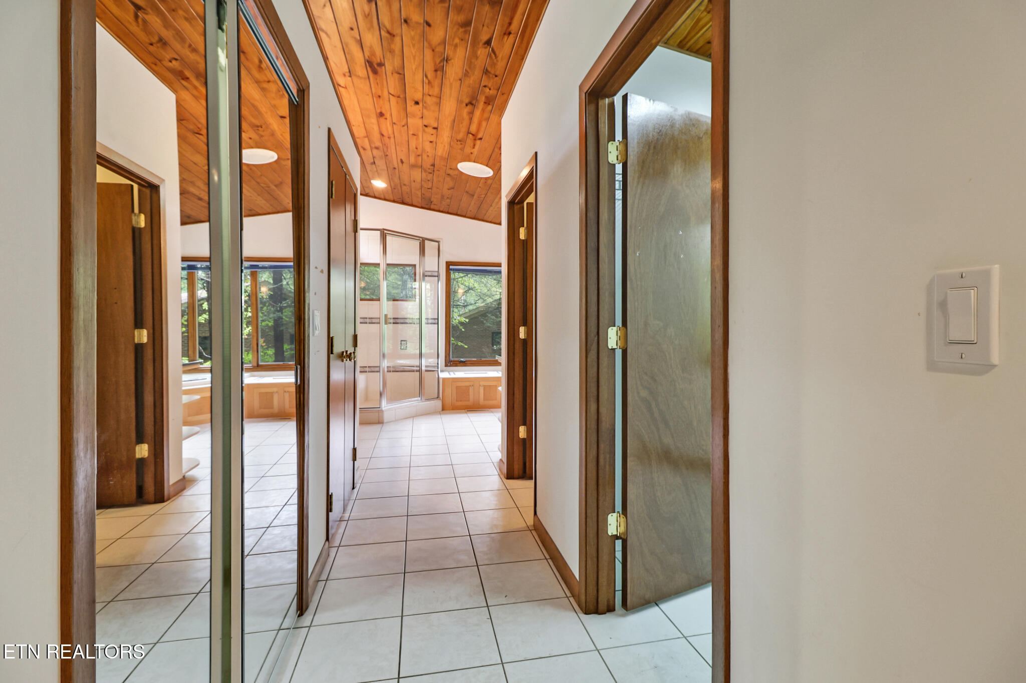 964 W Outer Drive