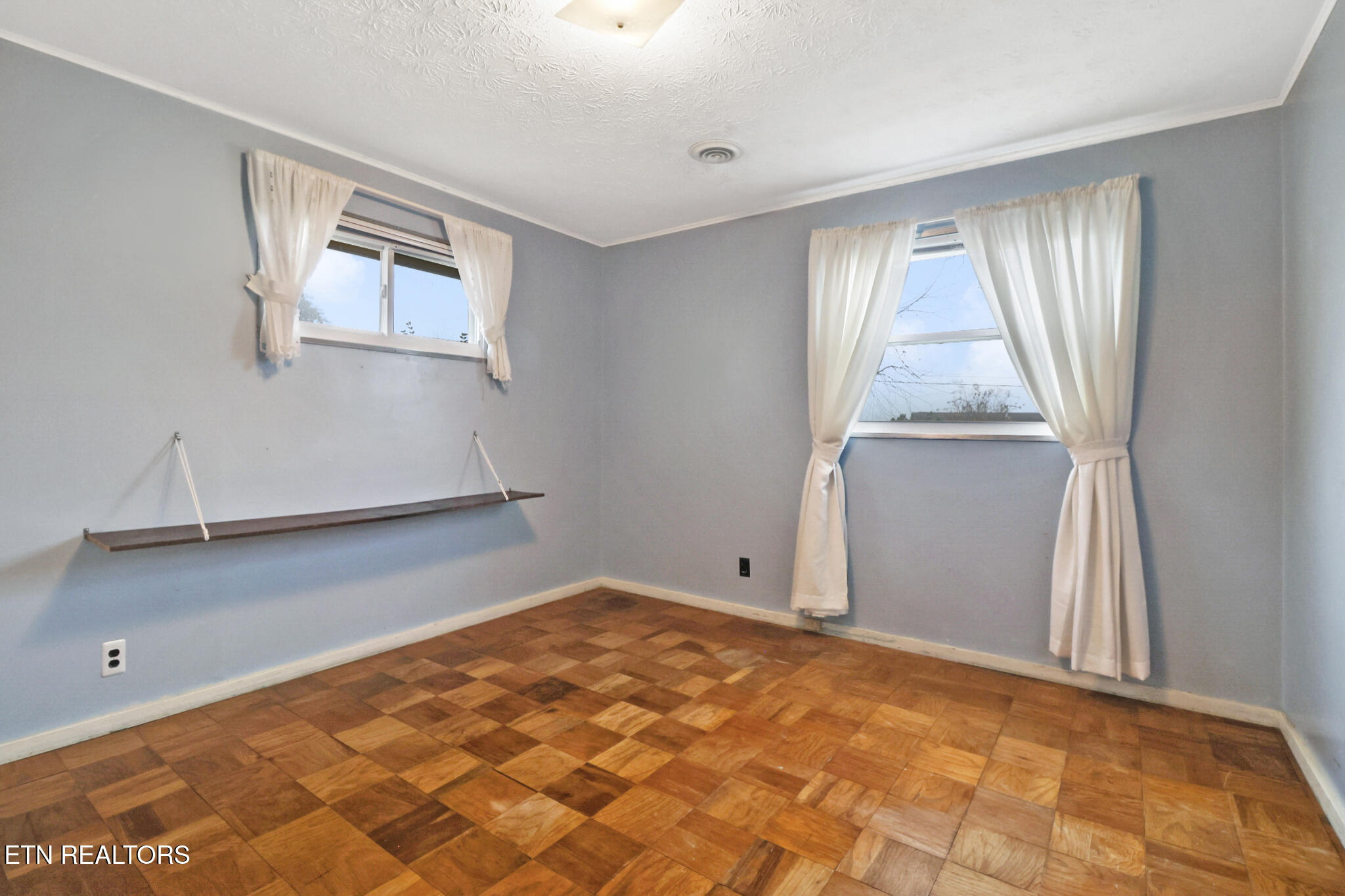 102 E Bryn Mawr Circle