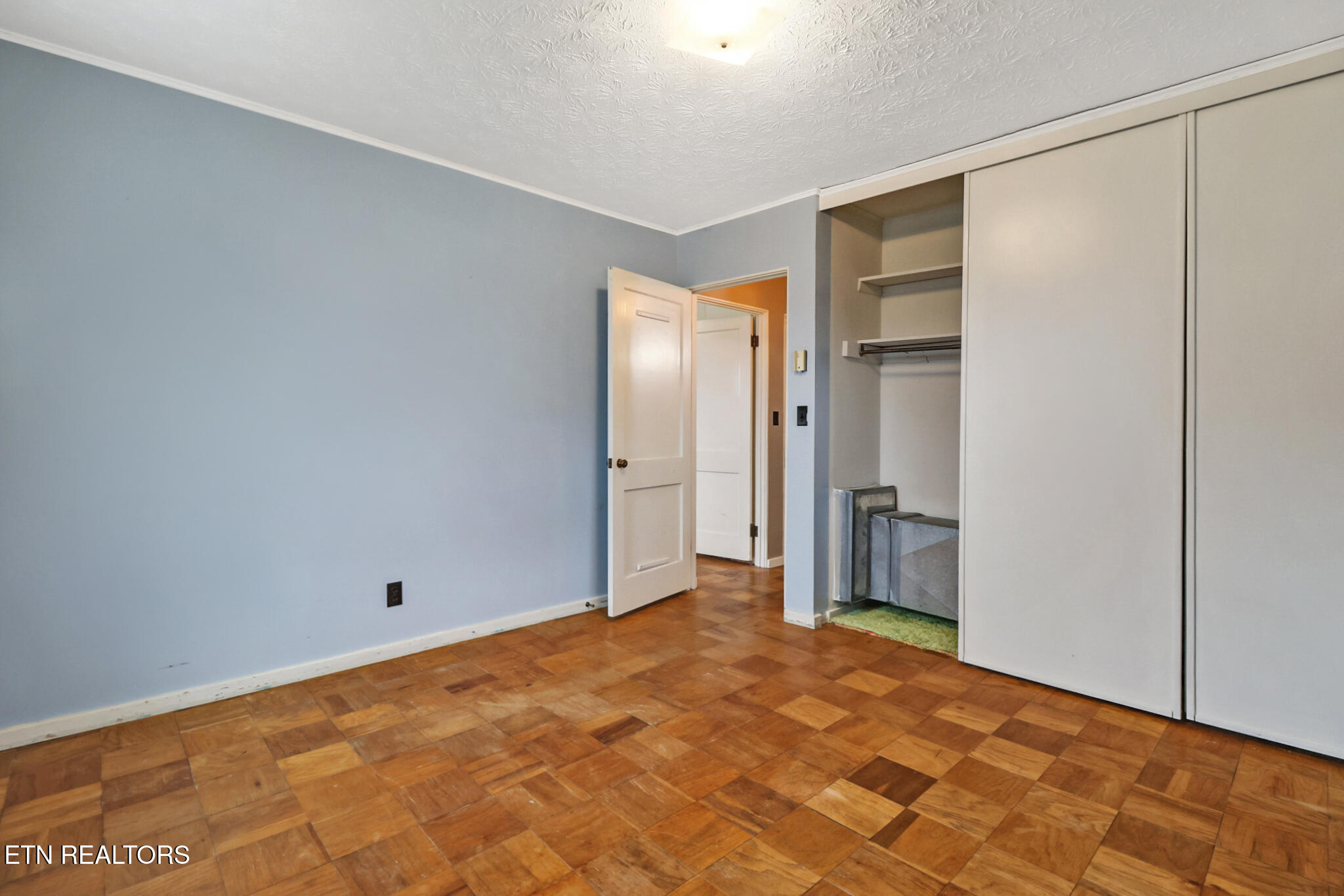102 E Bryn Mawr Circle