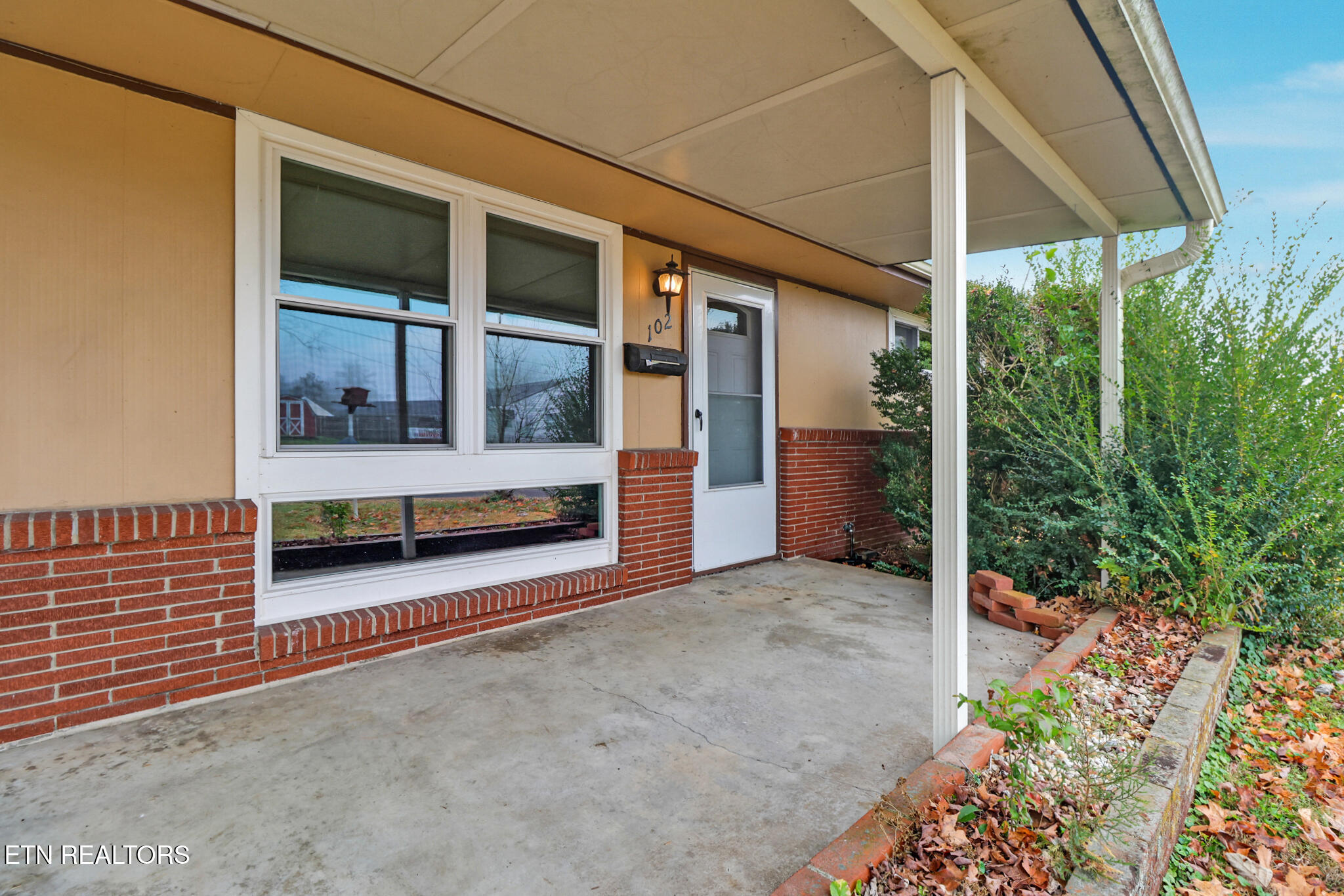 102 E Bryn Mawr Circle