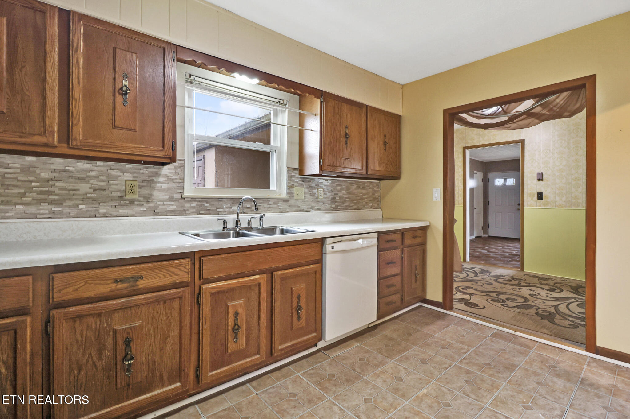 102 E Bryn Mawr Circle
