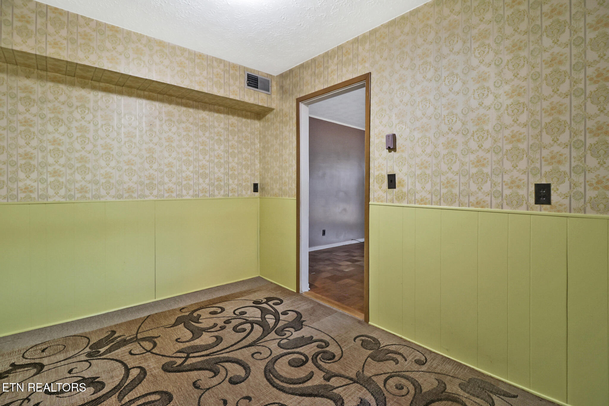 102 E Bryn Mawr Circle