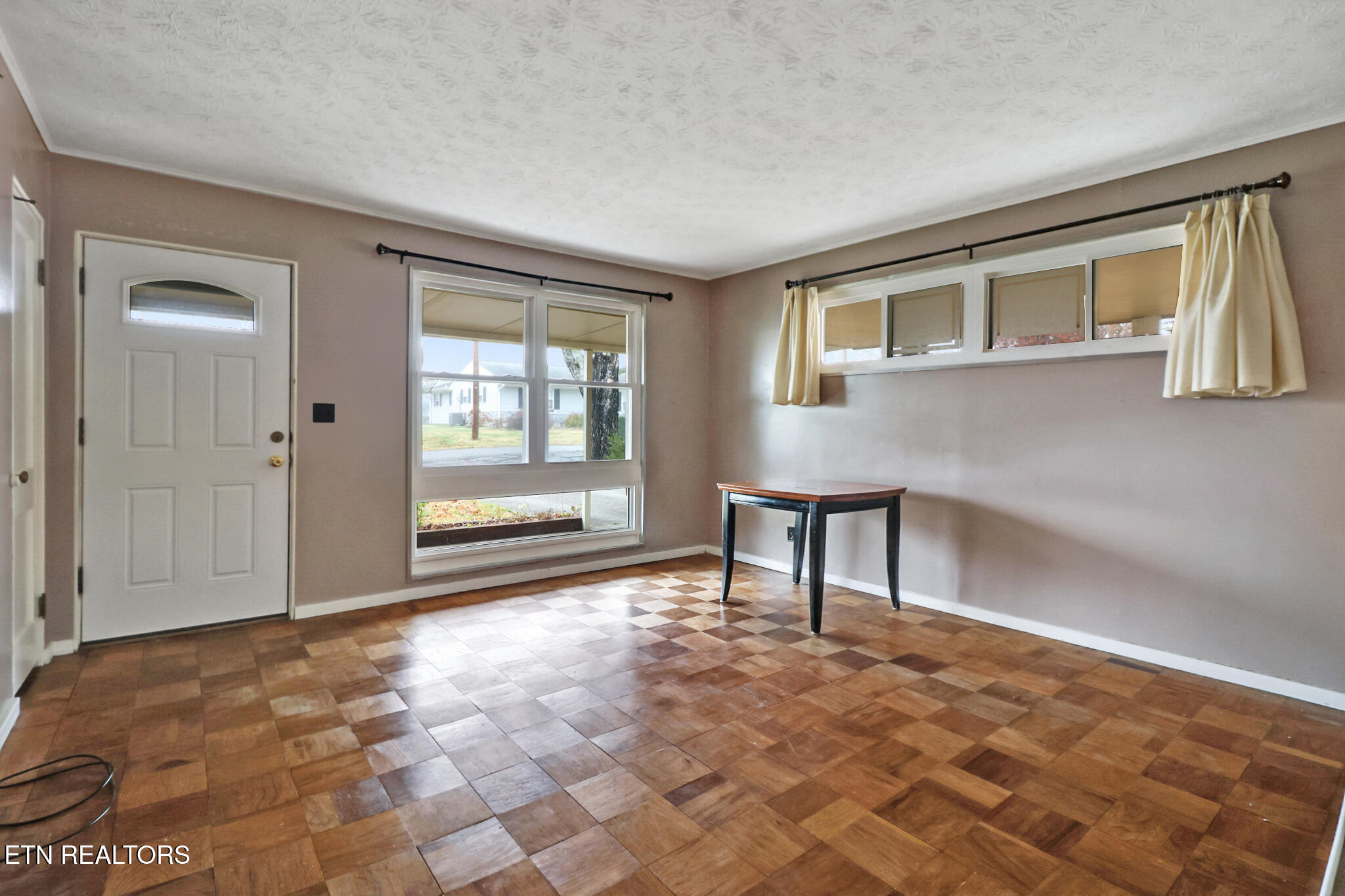 102 E Bryn Mawr Circle