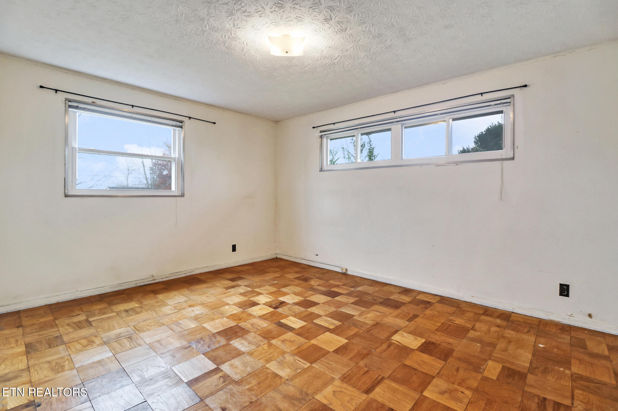 102 E Bryn Mawr Circle