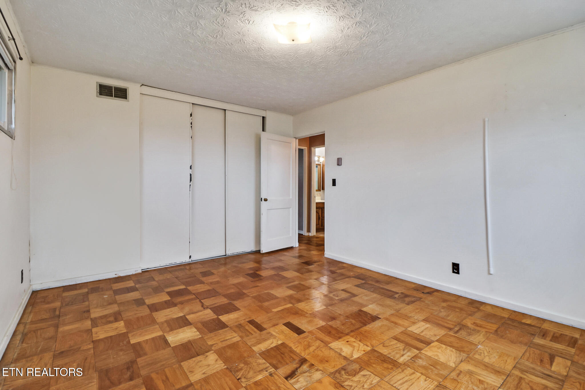 102 E Bryn Mawr Circle