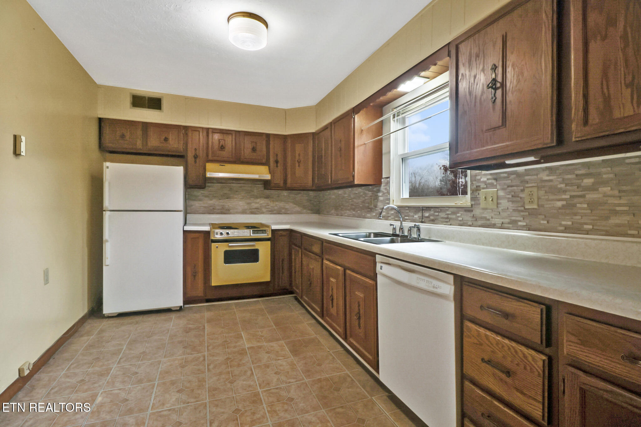 102 E Bryn Mawr Circle
