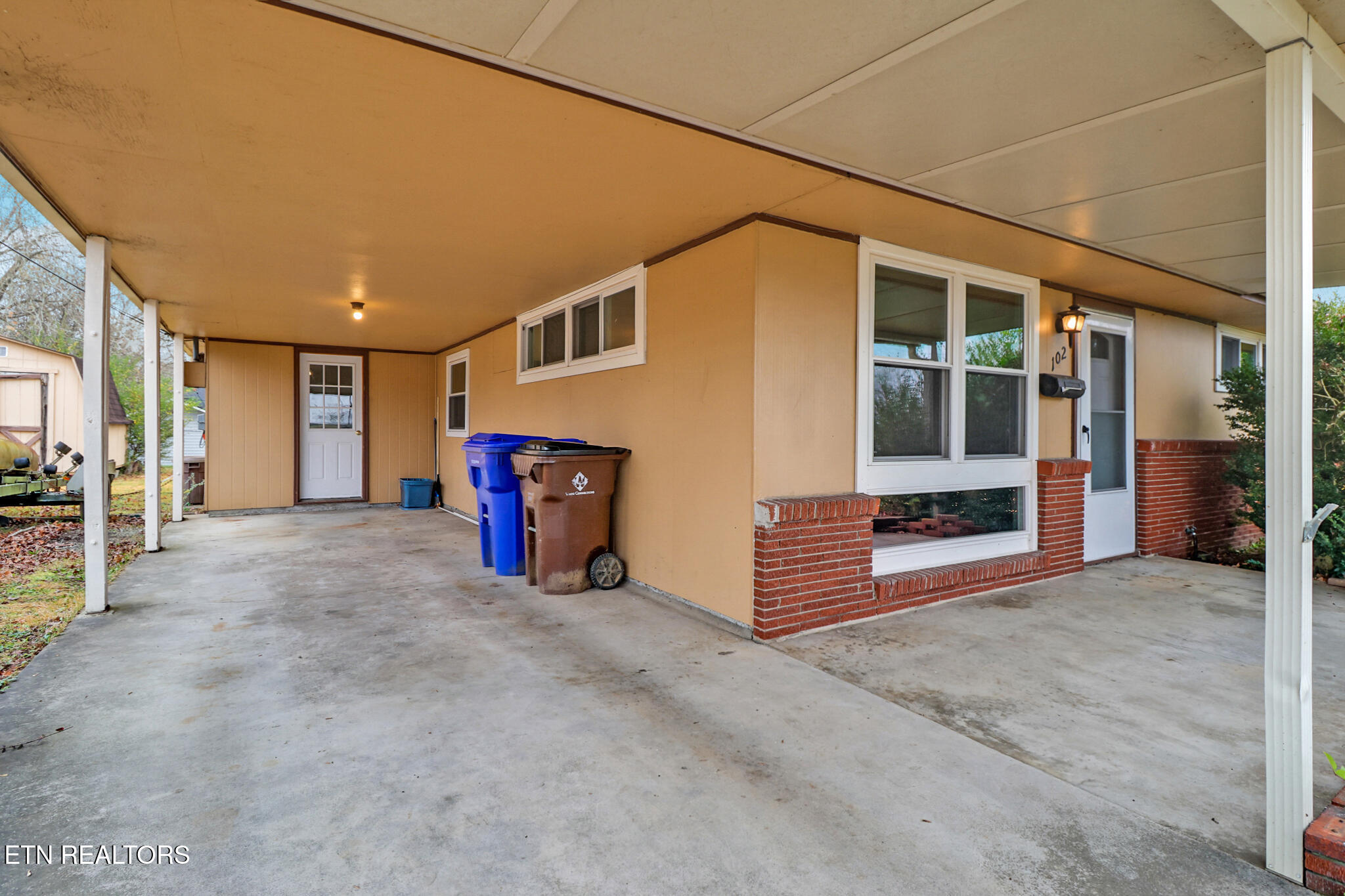102 E Bryn Mawr Circle