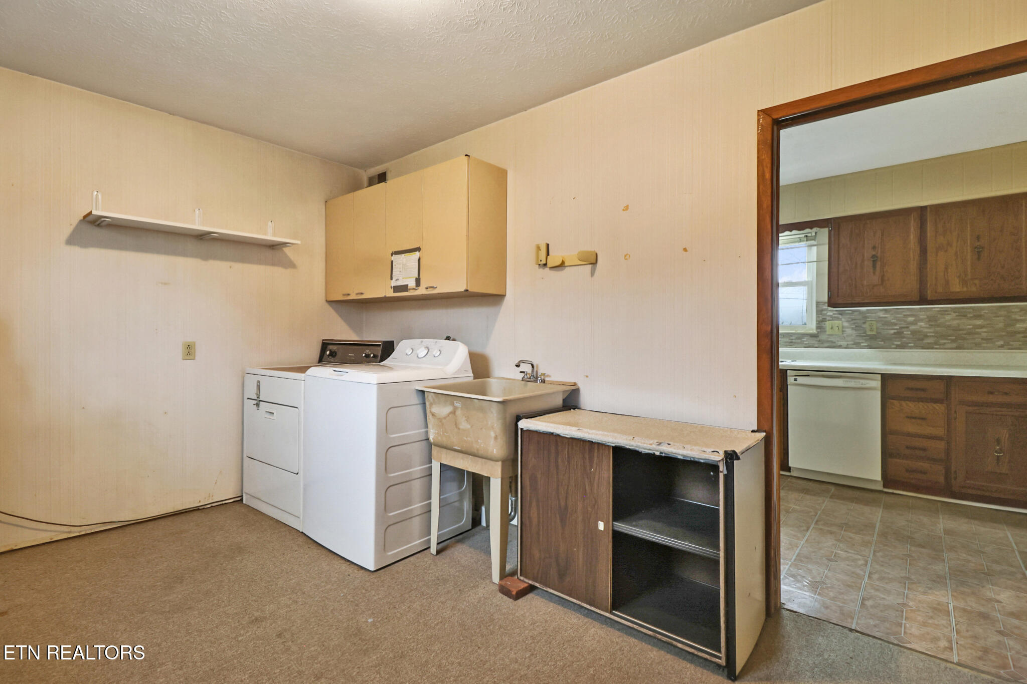 102 E Bryn Mawr Circle