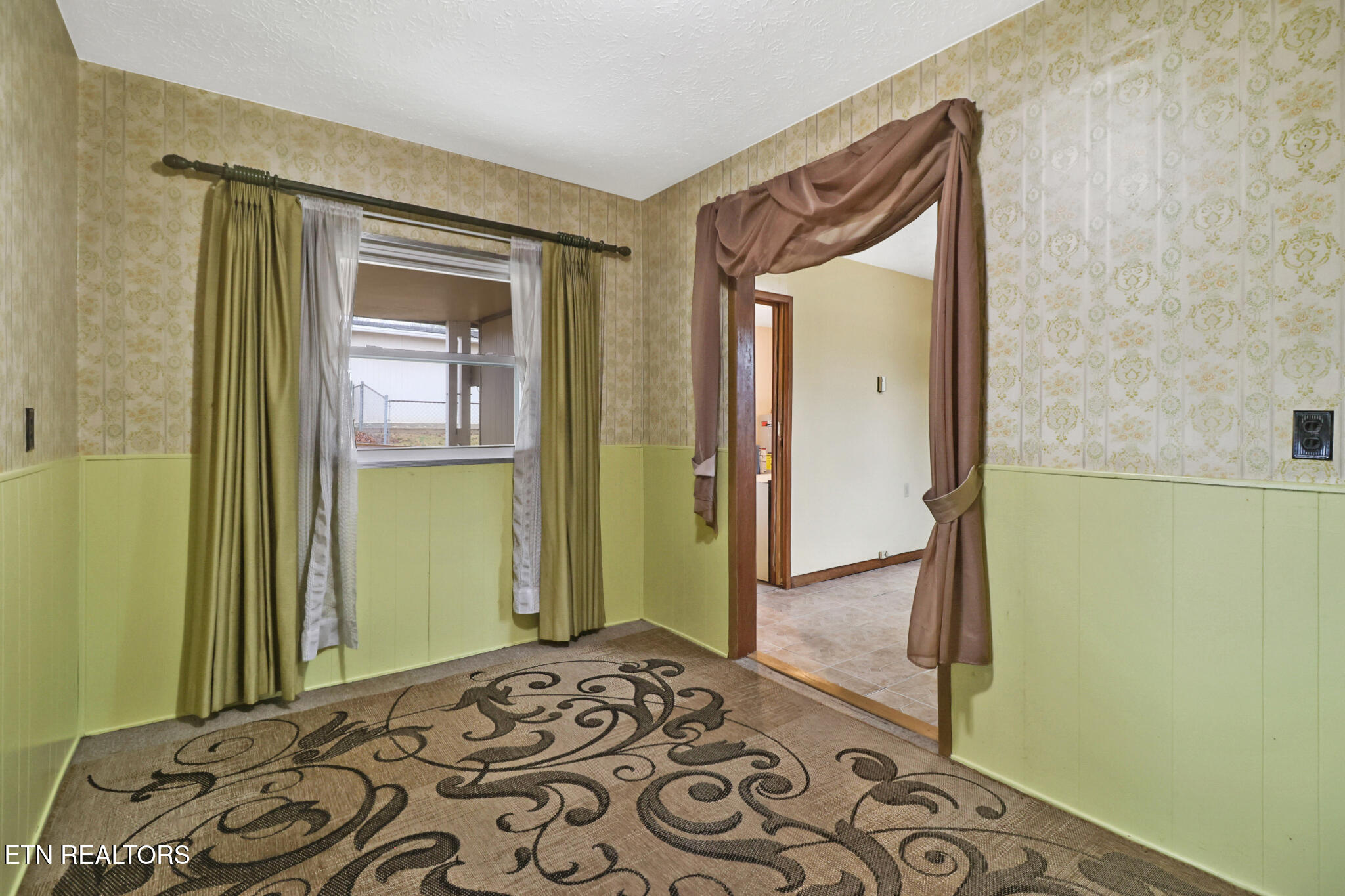 102 E Bryn Mawr Circle