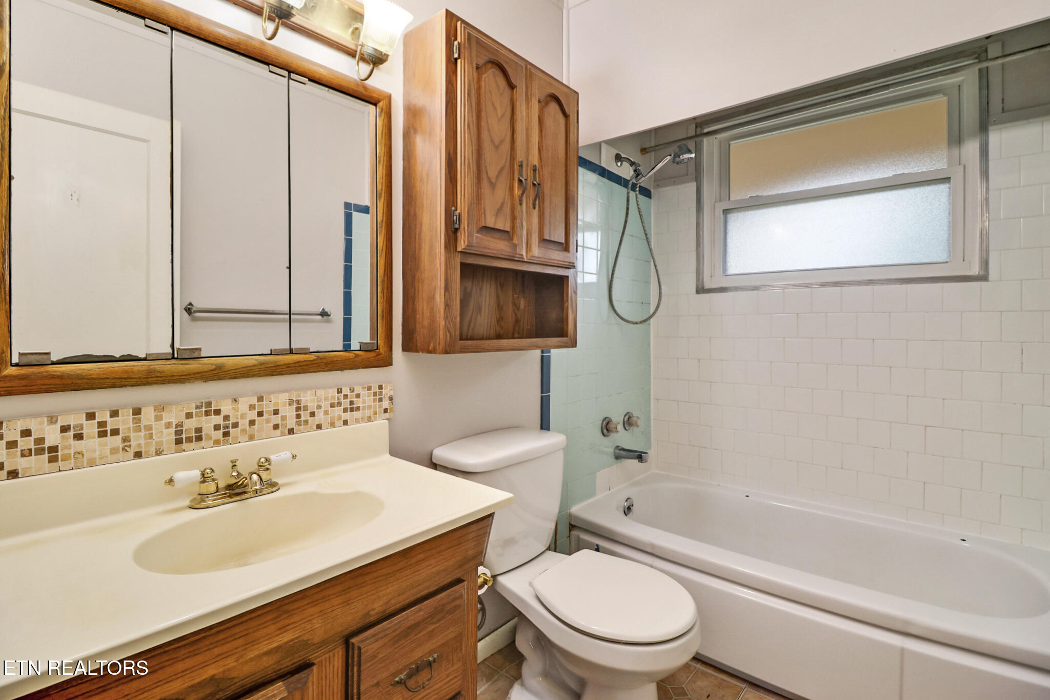 102 E Bryn Mawr Circle