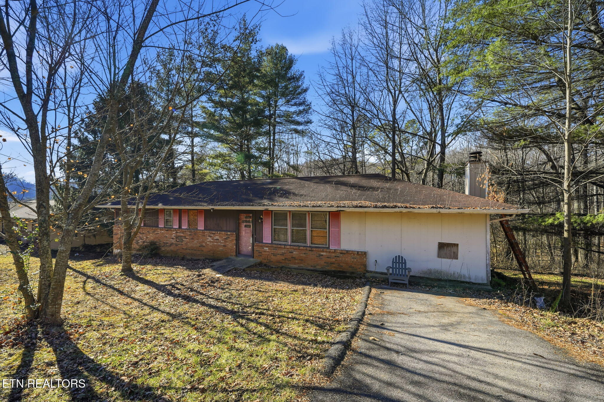 121 Eauclair St