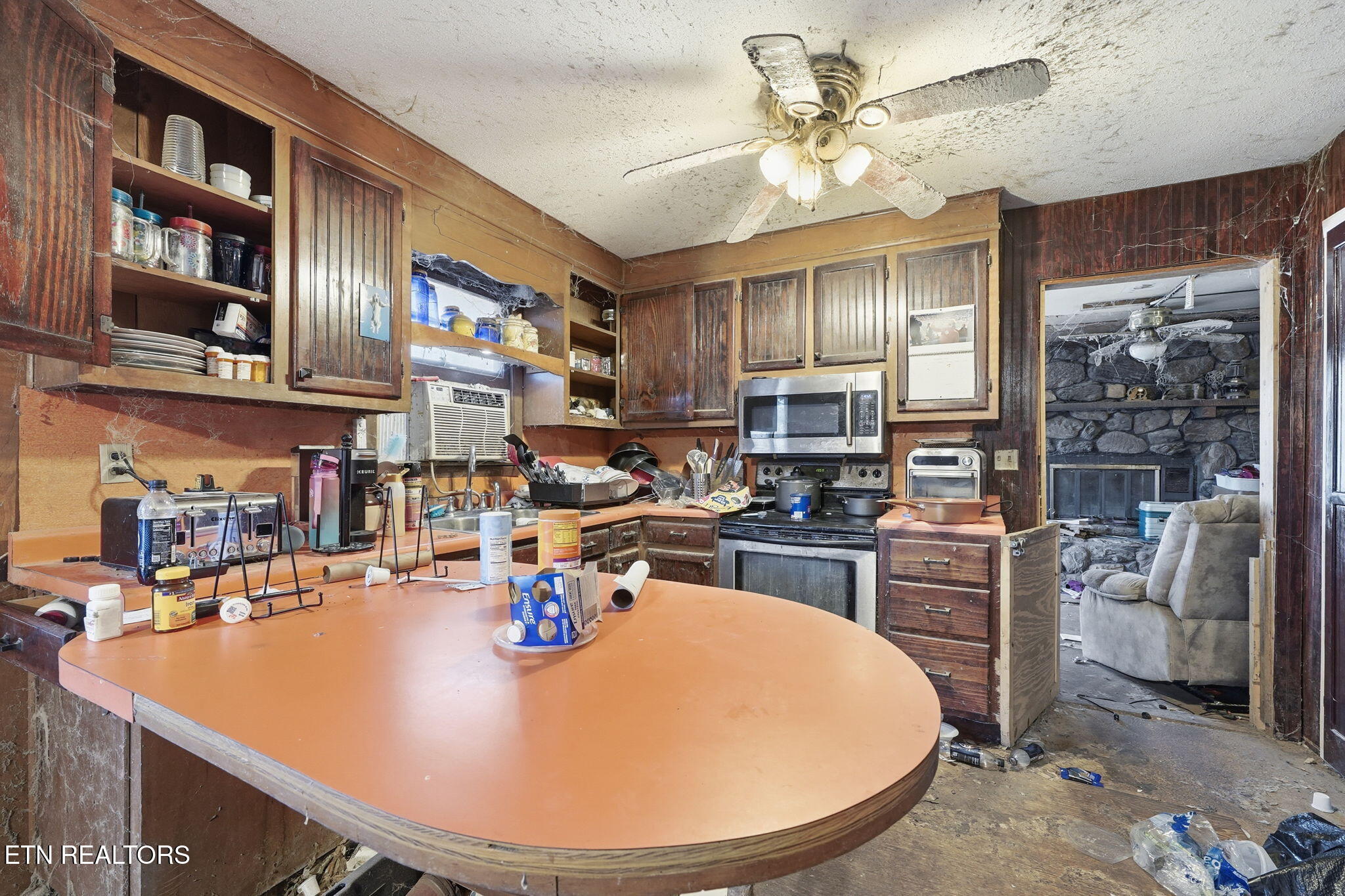 121 Eauclair St