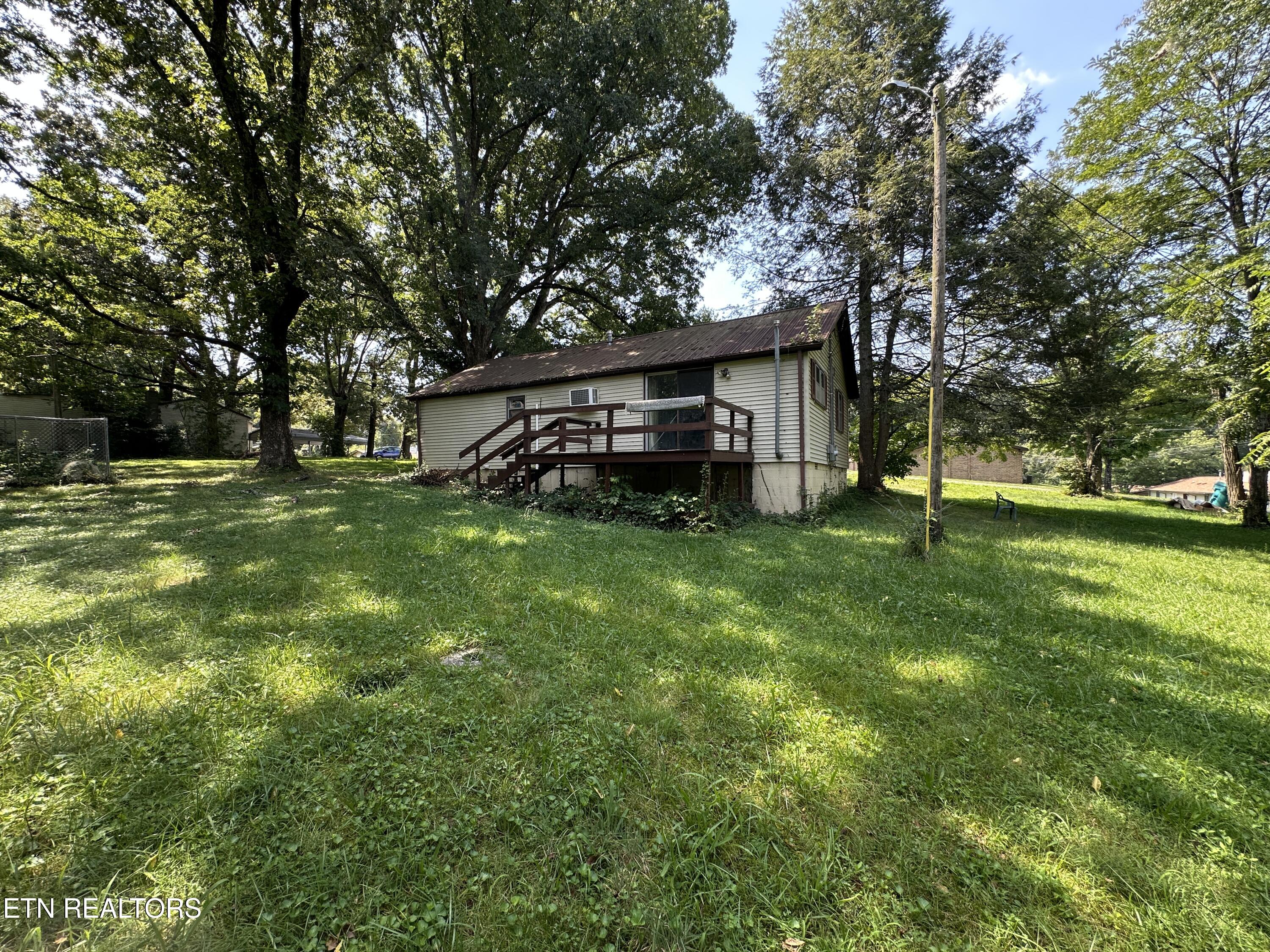 160 Ivy Ave