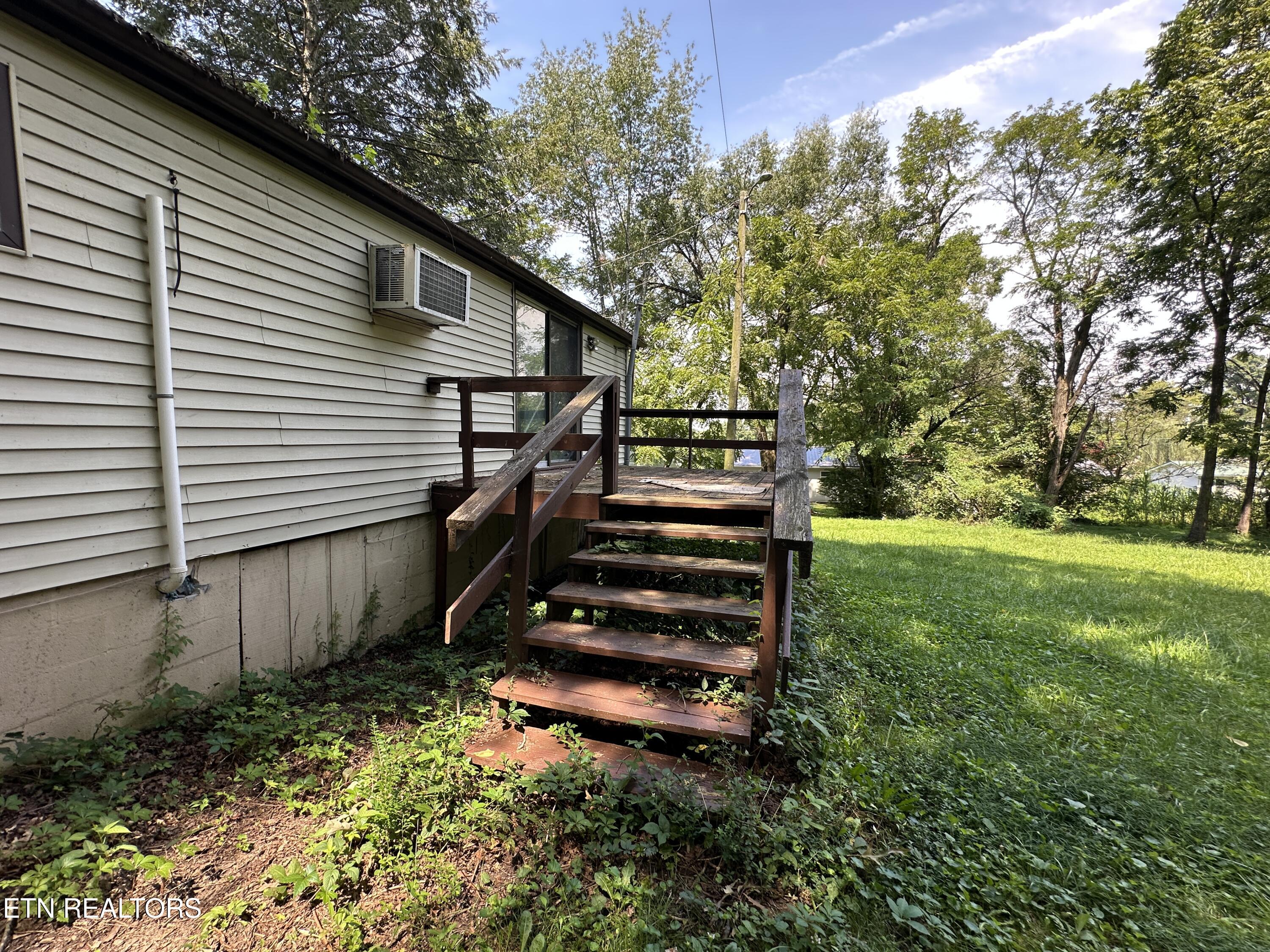 160 Ivy Ave
