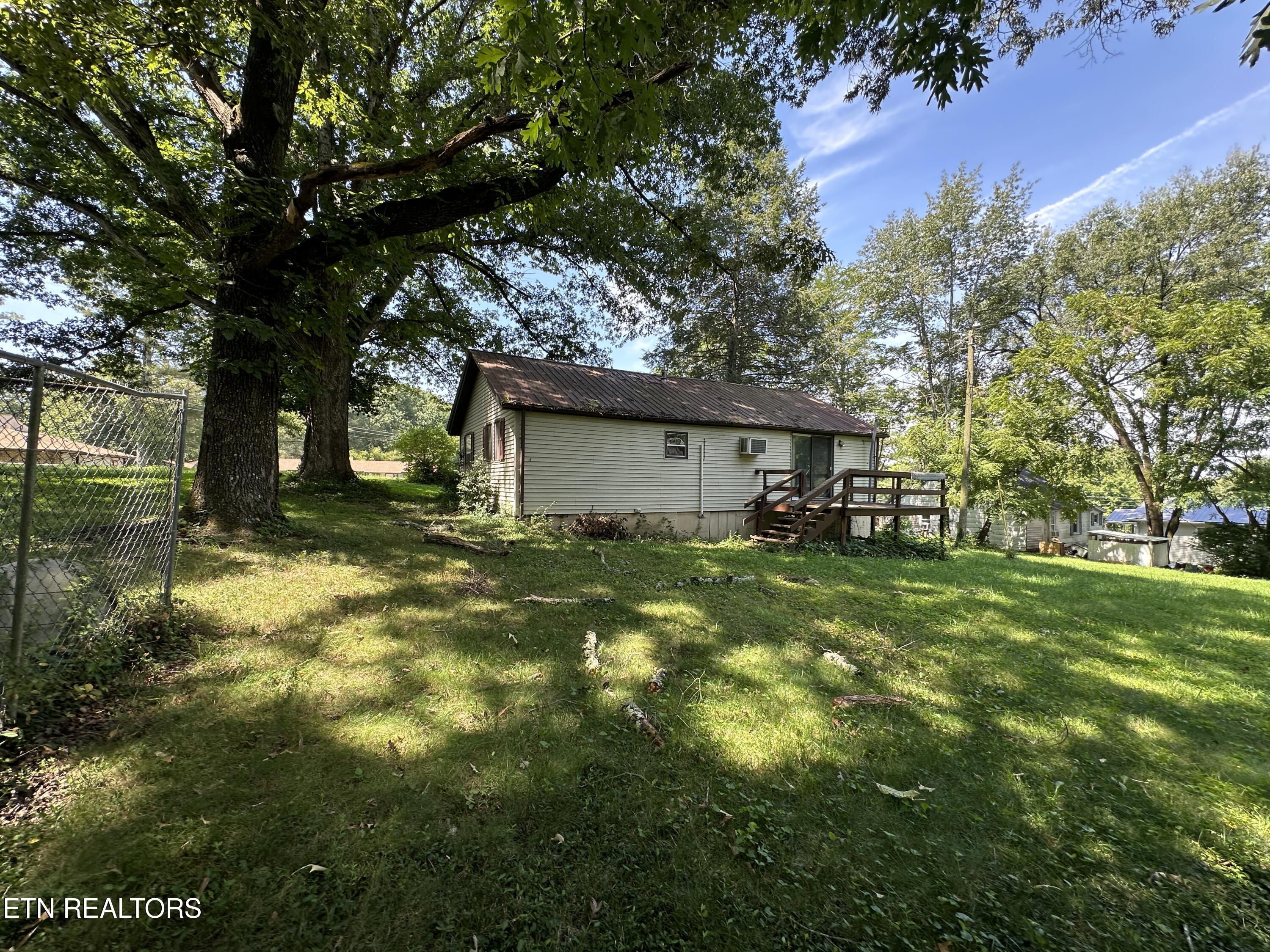 160 Ivy Ave