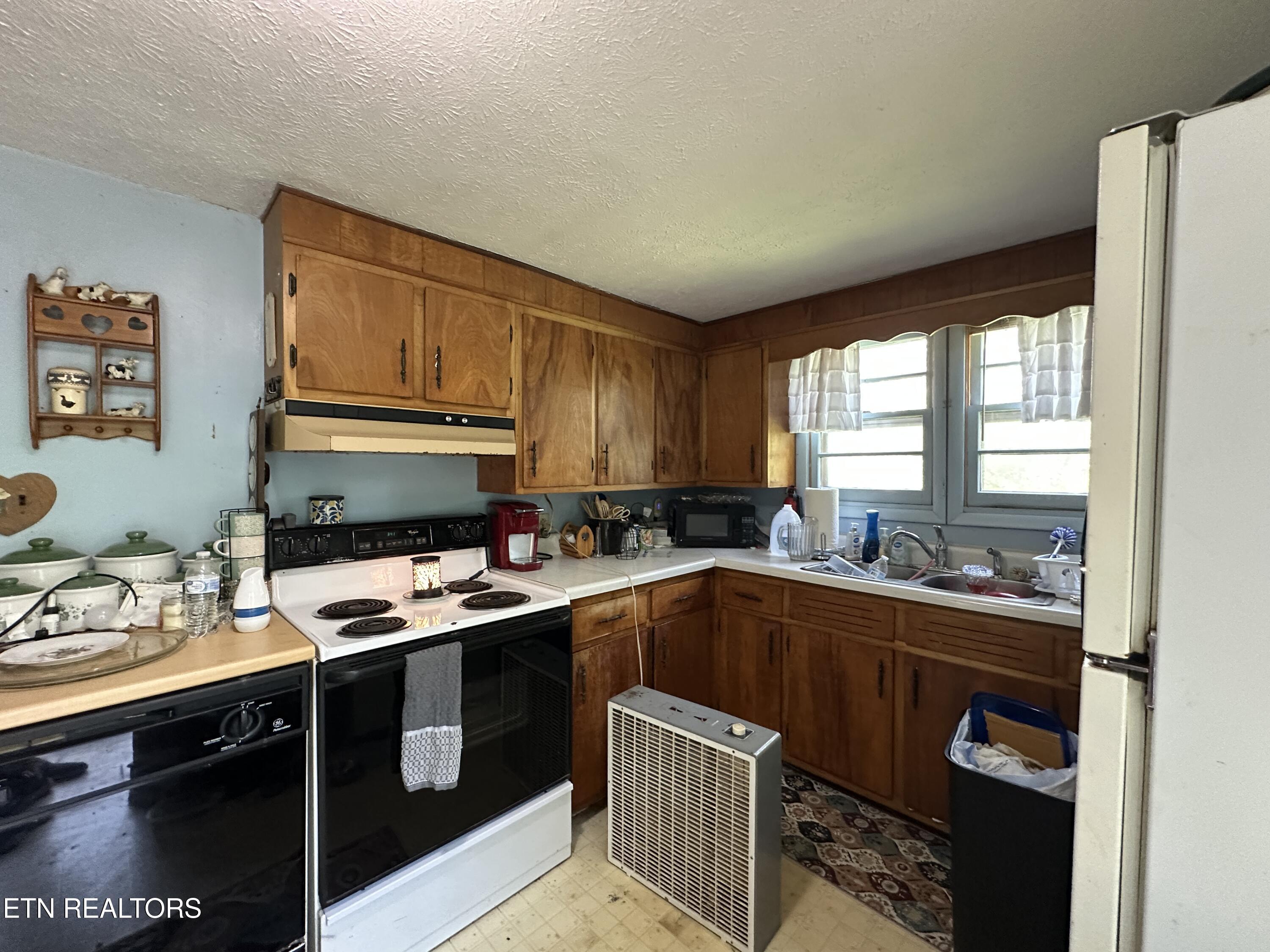160 Ivy Ave