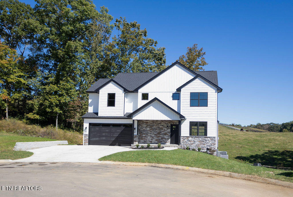 2200 Lulu Lizzy Lane