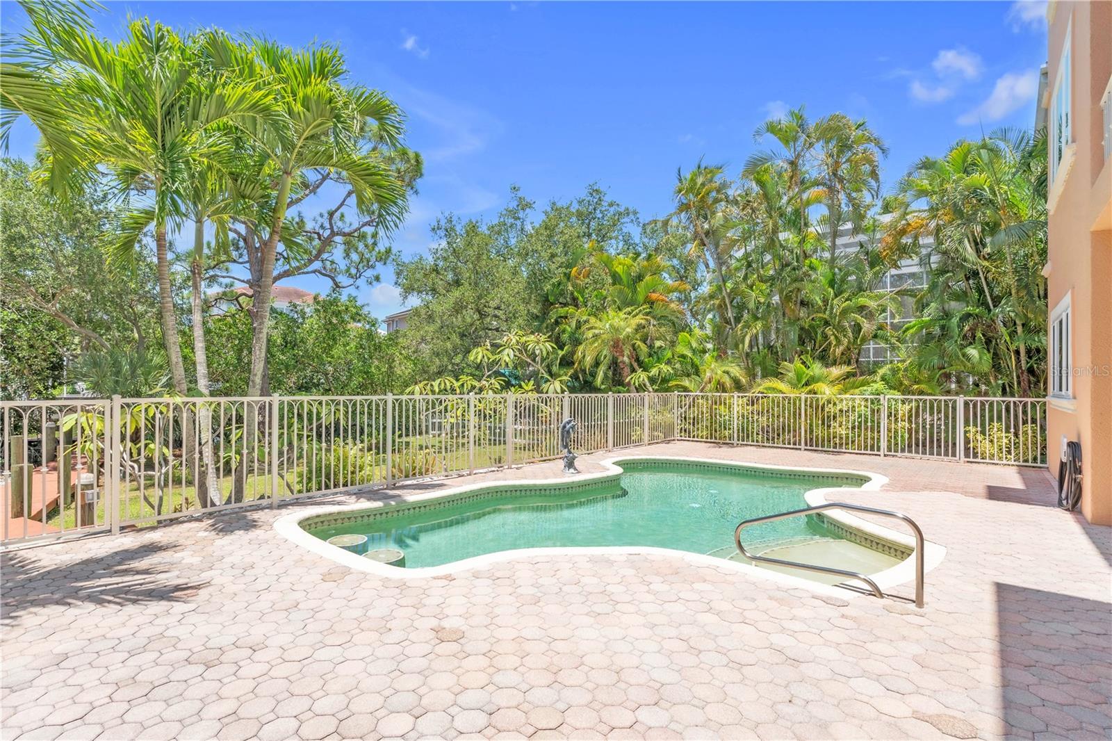 1508 BOWLEES CV