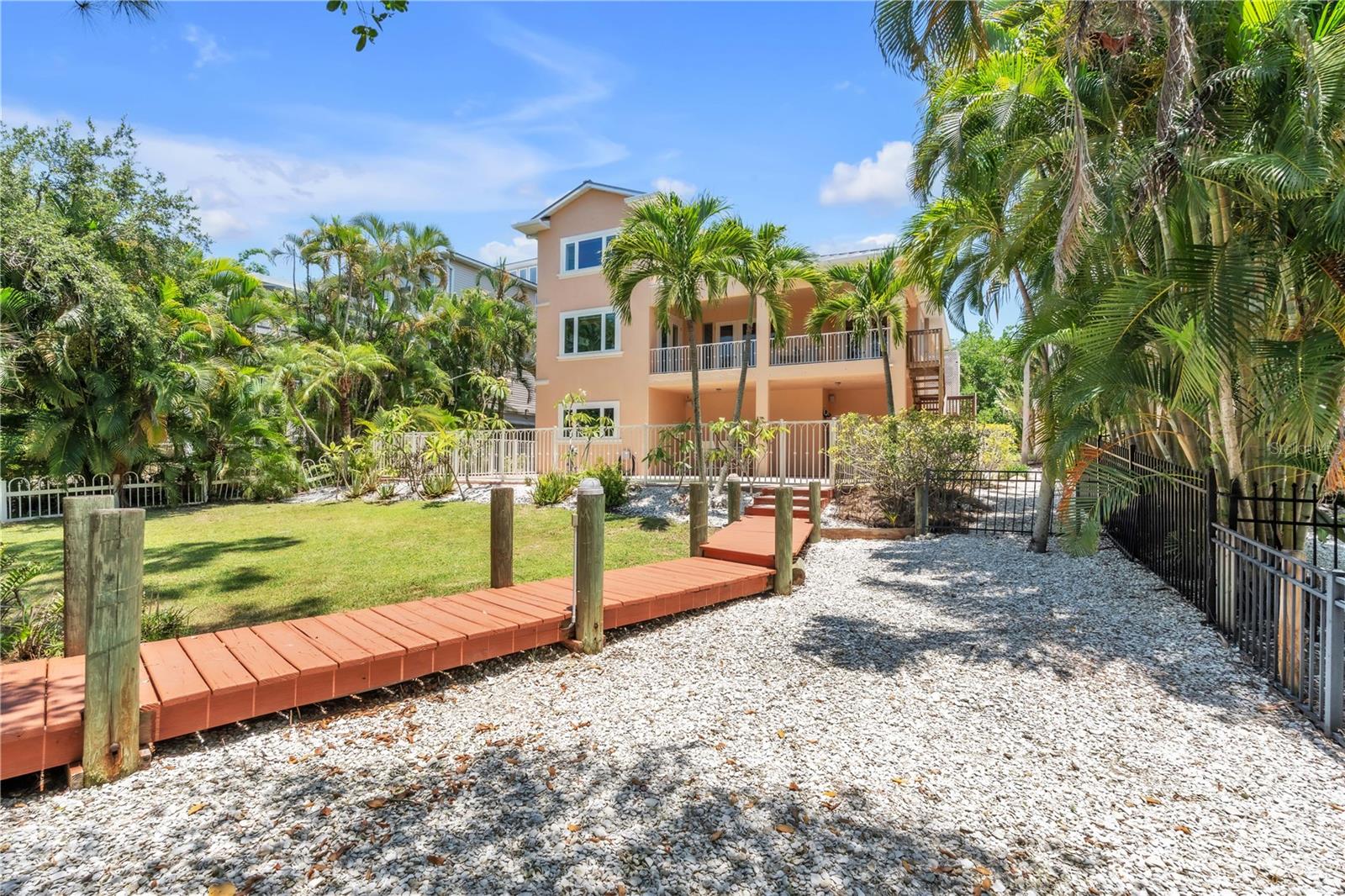 1508 BOWLEES CV