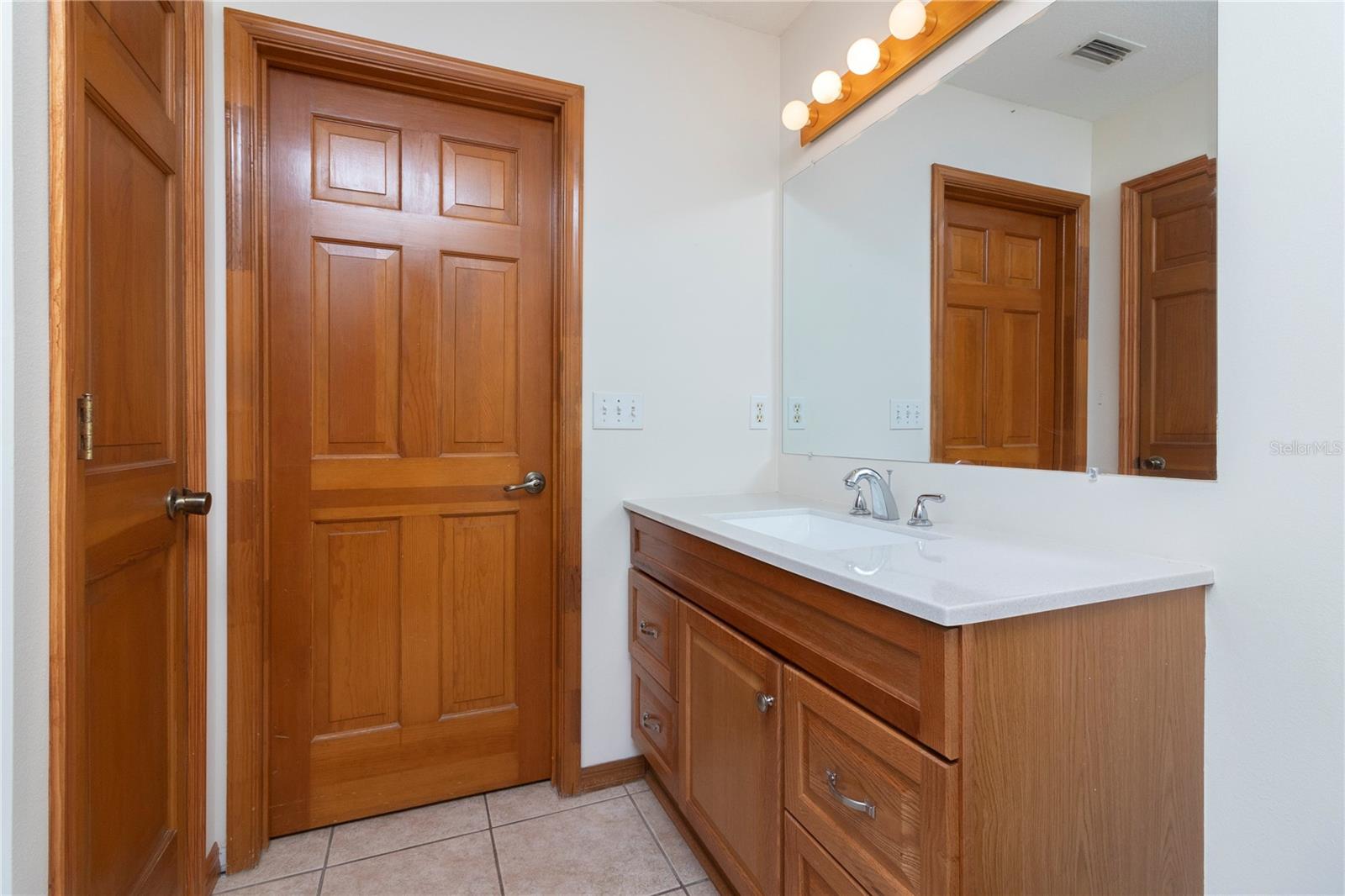 19 ZIRCON CT