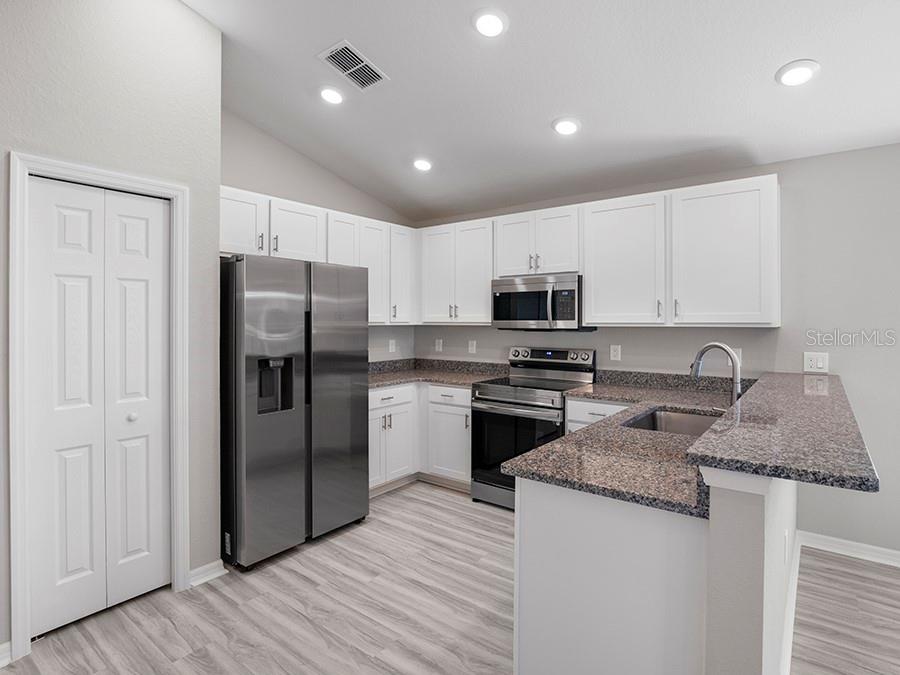 428 ITUNA CIR