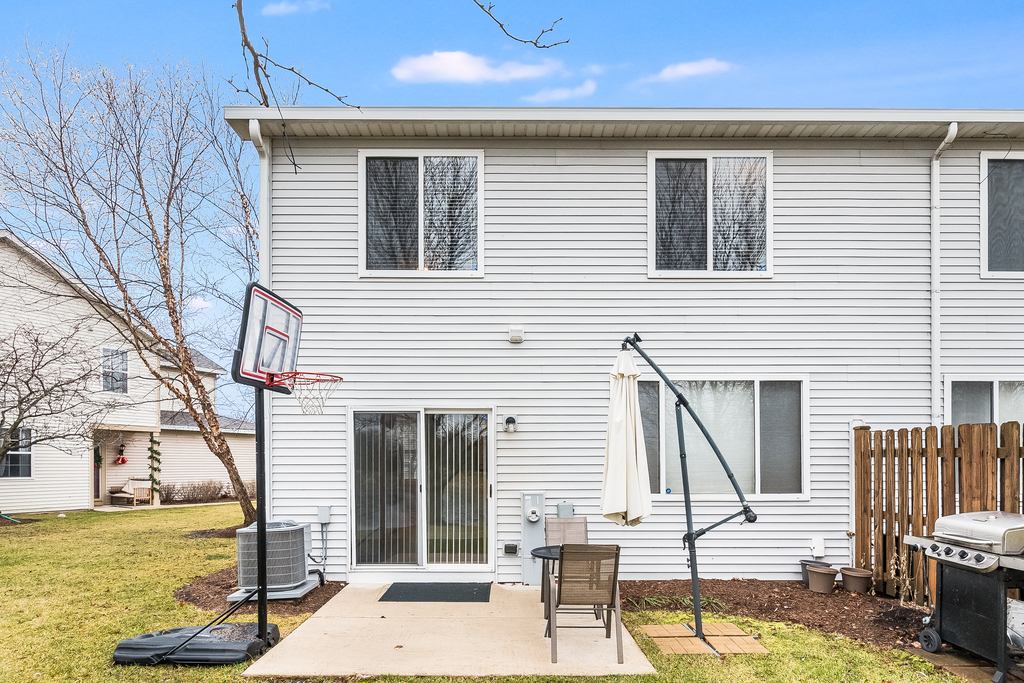 1862 N Wentworth Circle