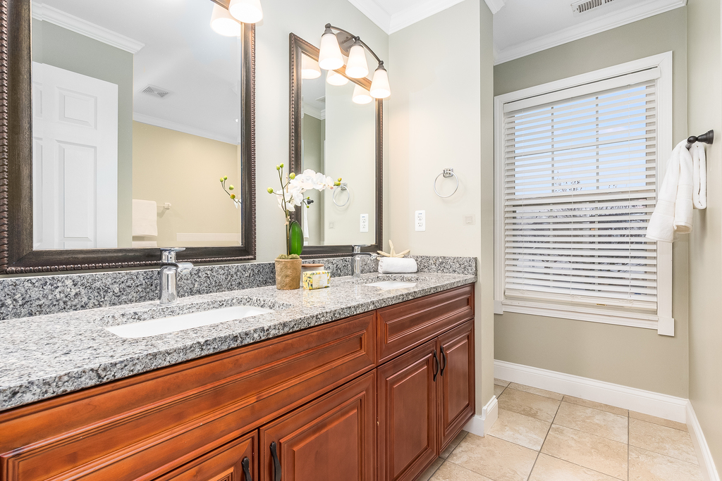 1862 N Wentworth Circle