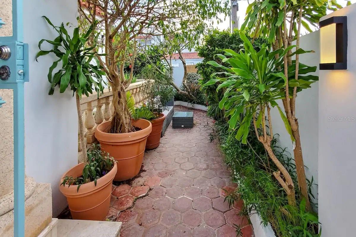 11 SANTA ANA STREET