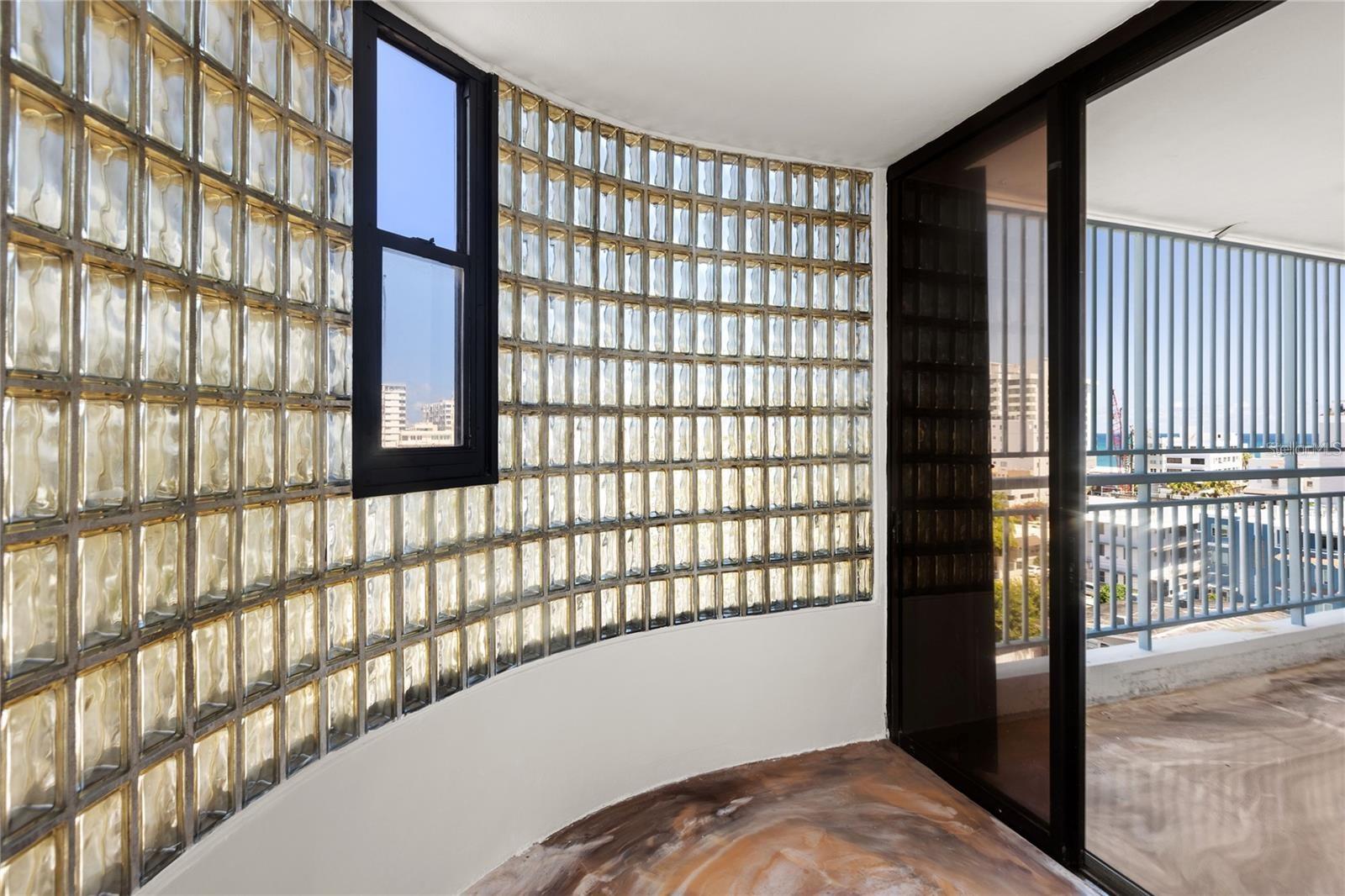 64 CONDADO AVE