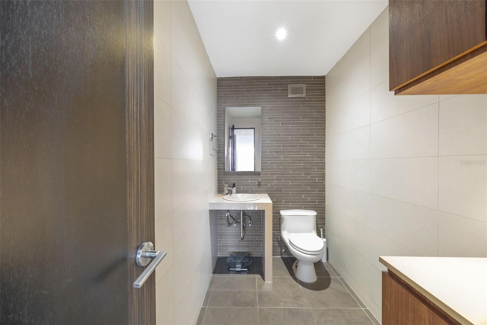 860 ASHFORD AVE #7B