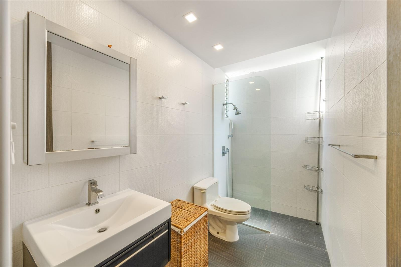 860 ASHFORD AVE #7B