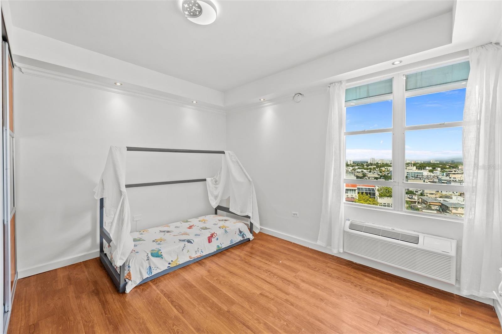 1754 CALLE MCLEARY #1101