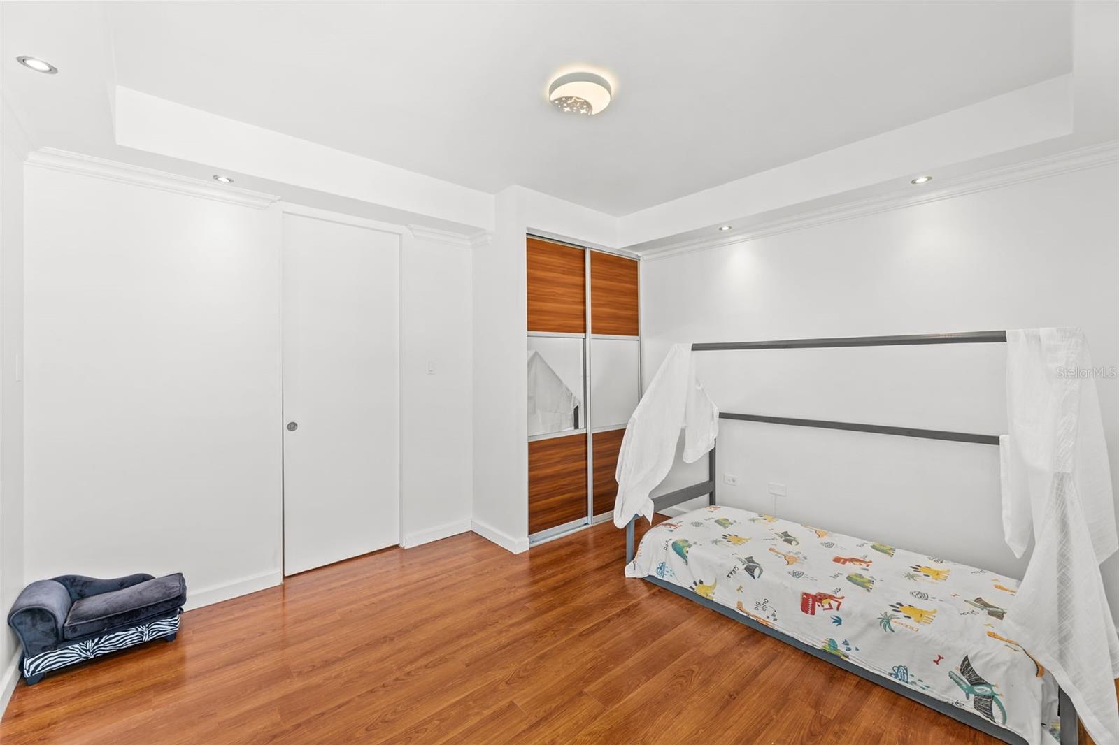 1754 CALLE MCLEARY #1101