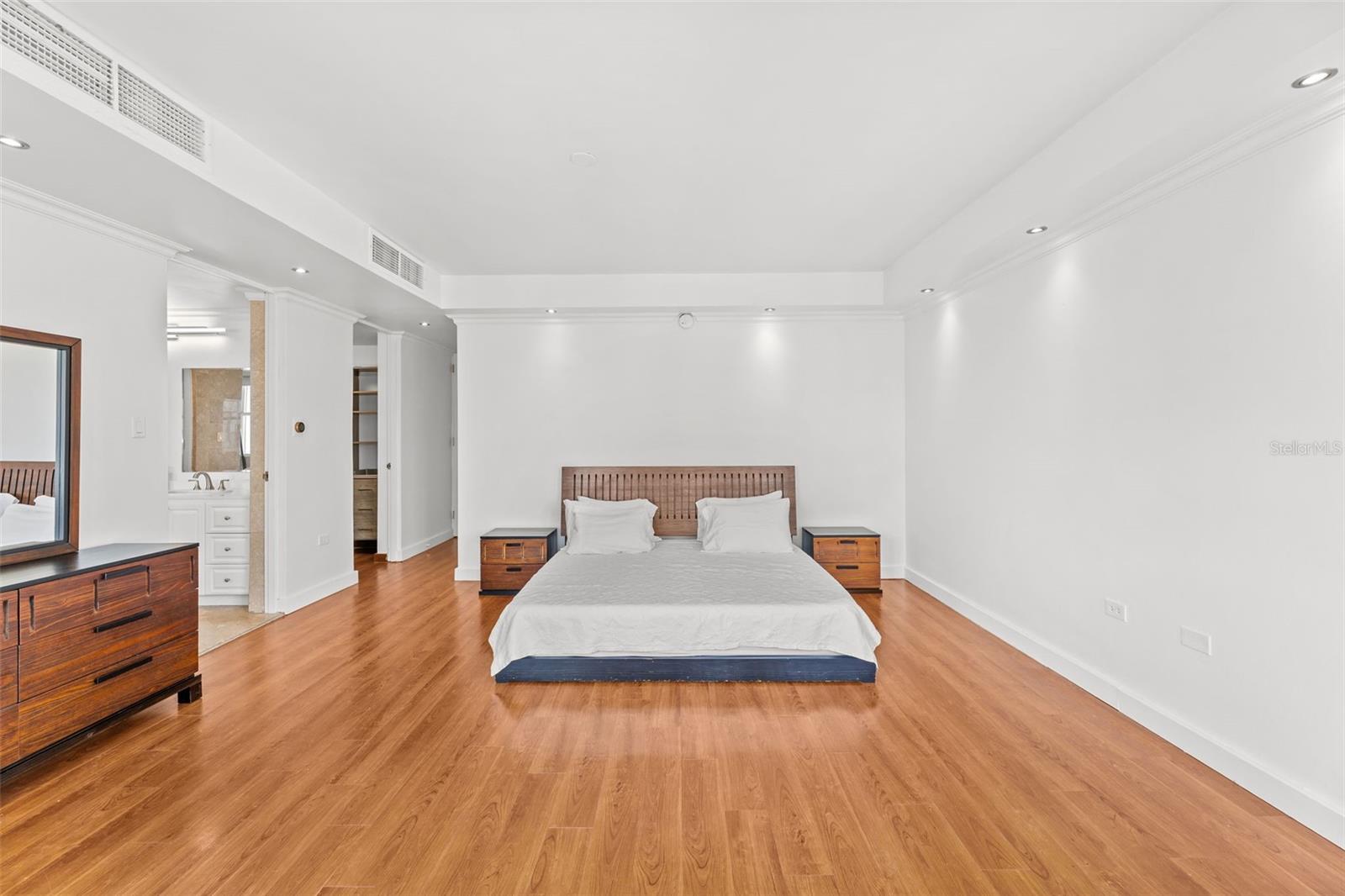 1754 CALLE MCLEARY #1101