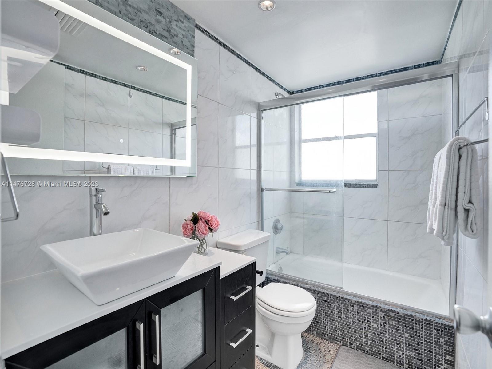 1881 Washington Ave Unit: 4B