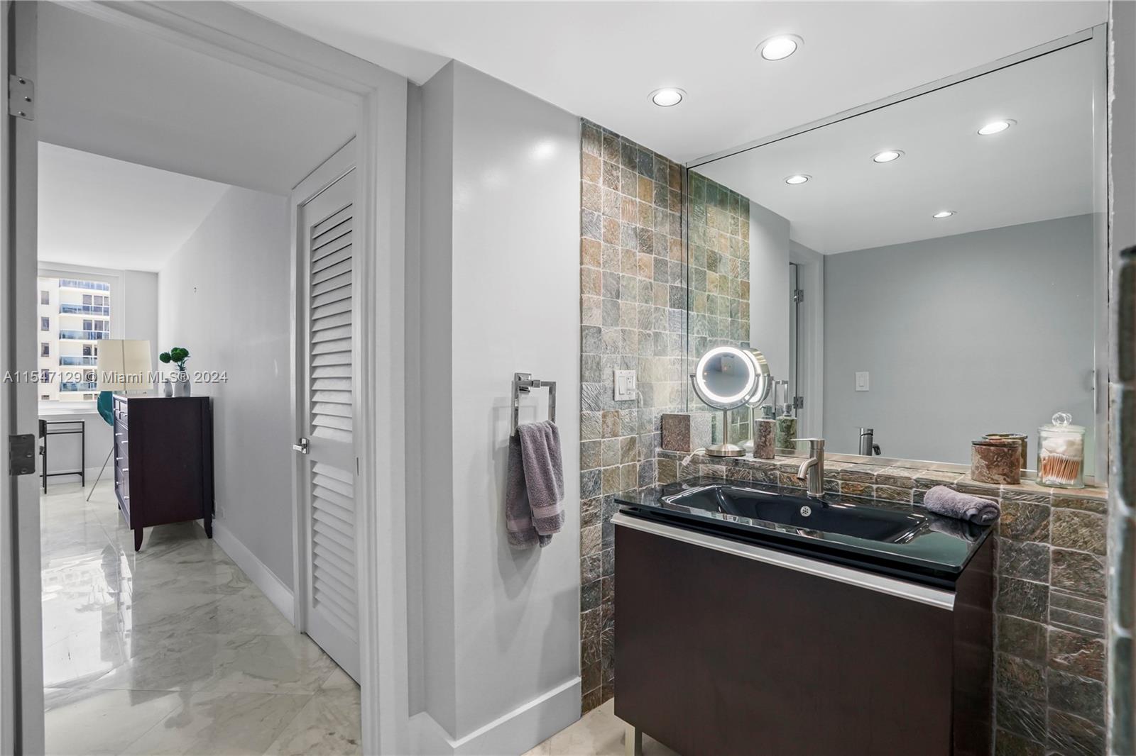 2301 Collins Ave # 1116