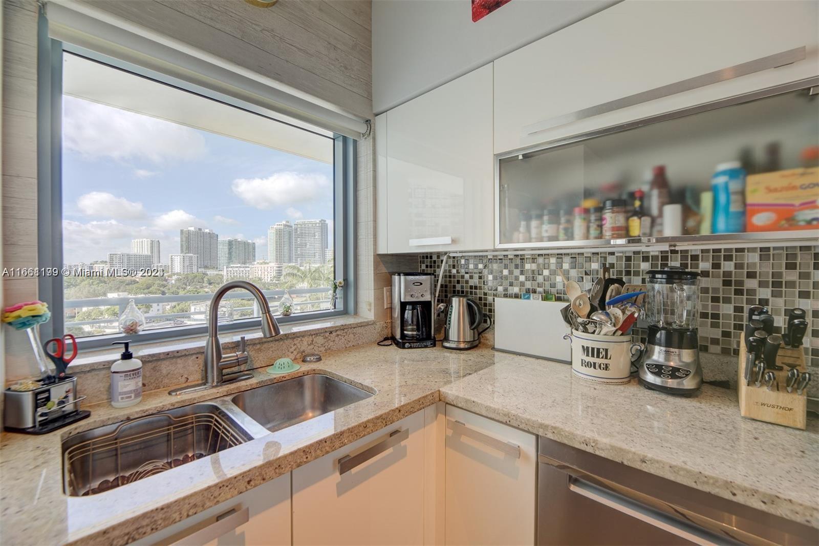 601 NE 36th St # 810