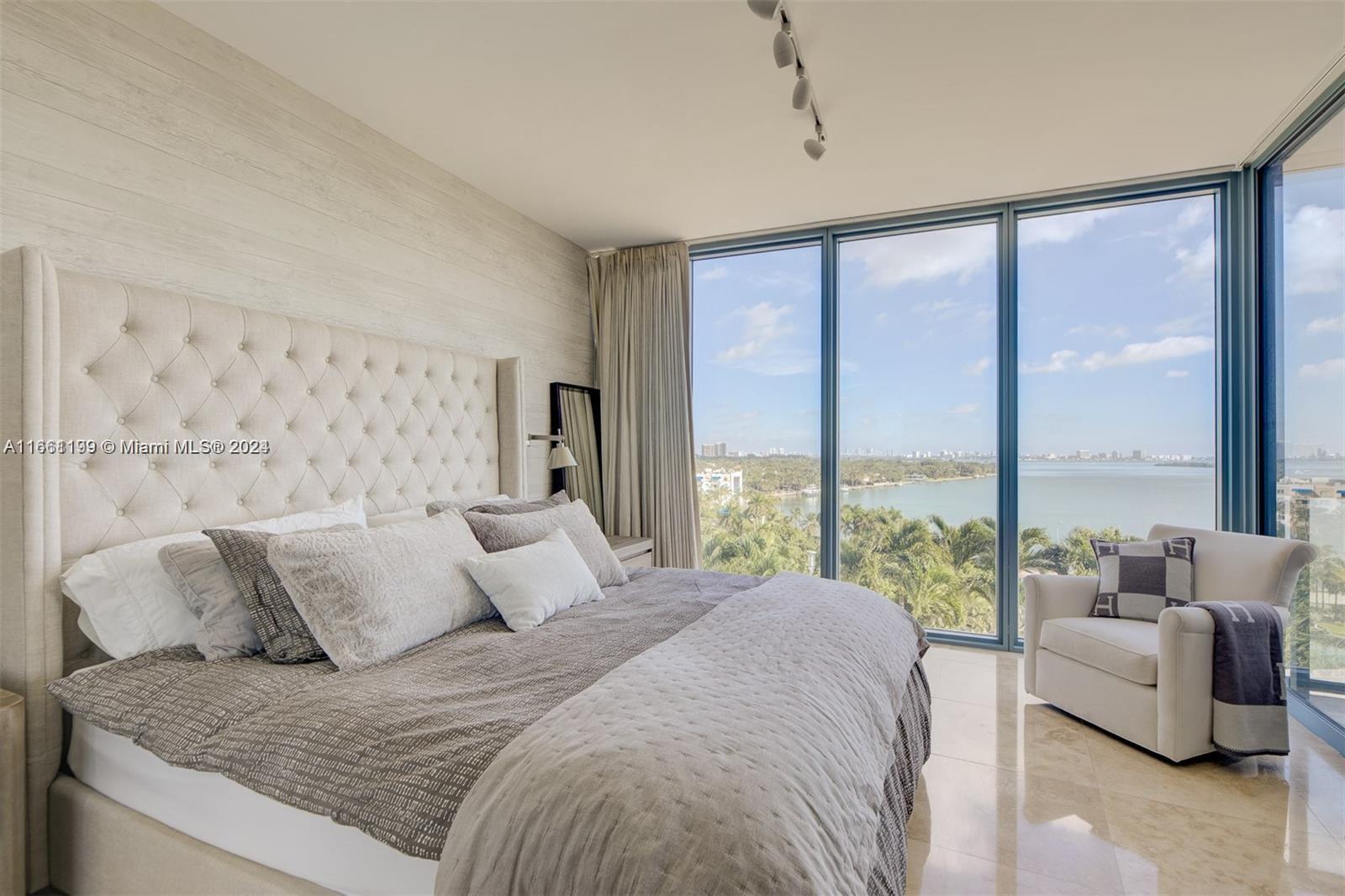 601 NE 36th St # 810