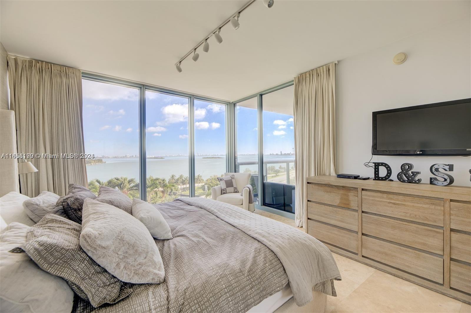 601 NE 36th St # 810