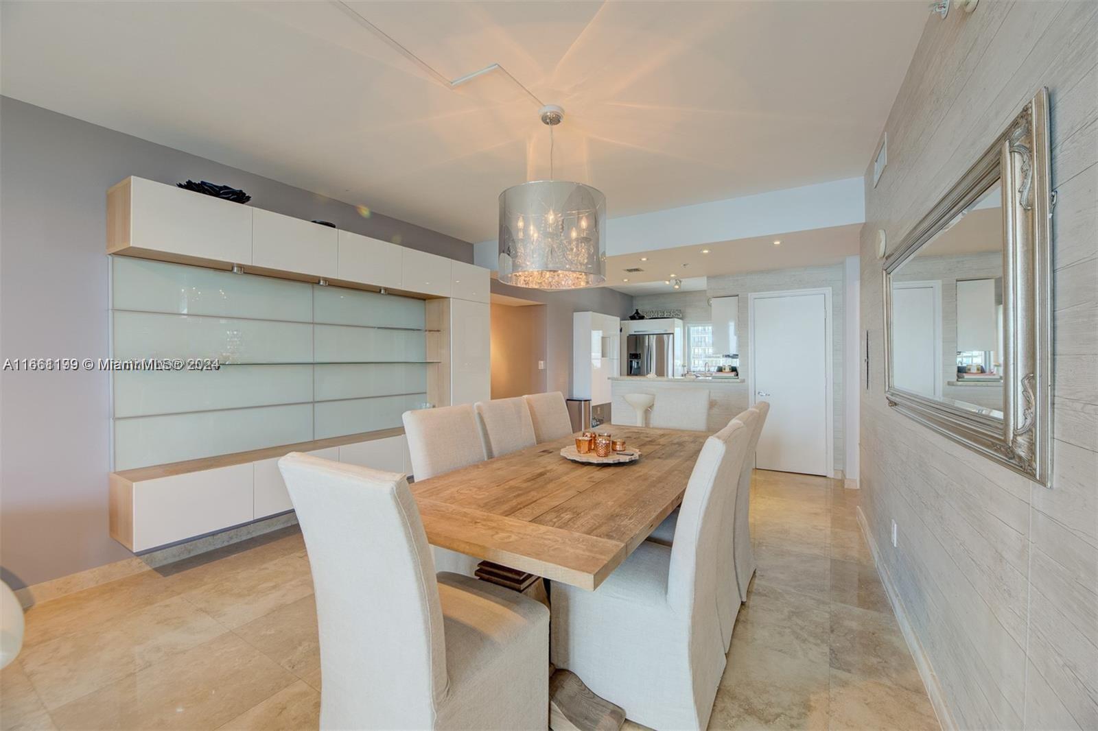 601 NE 36th St # 810