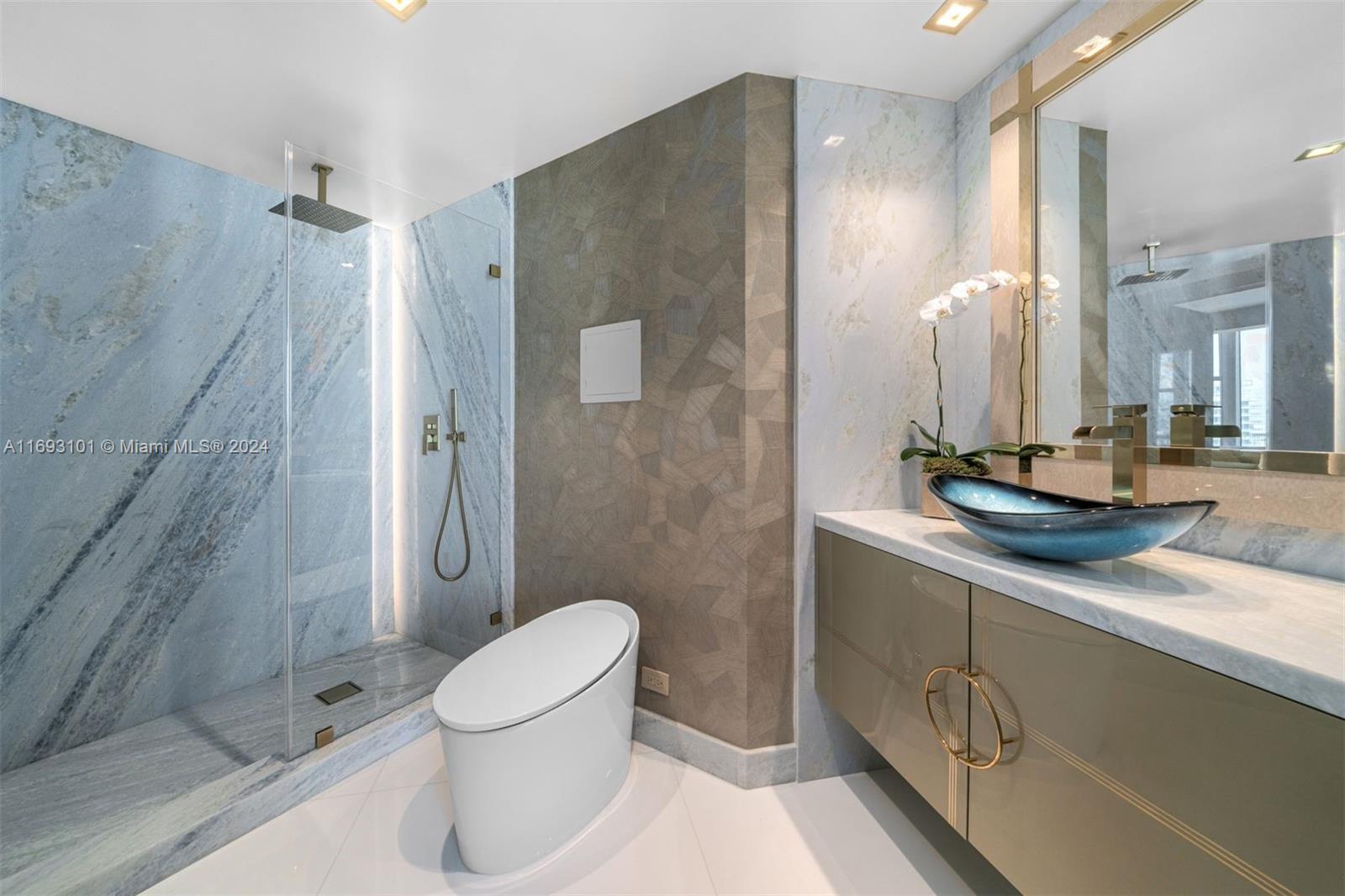 300 S Pointe Dr # 1501