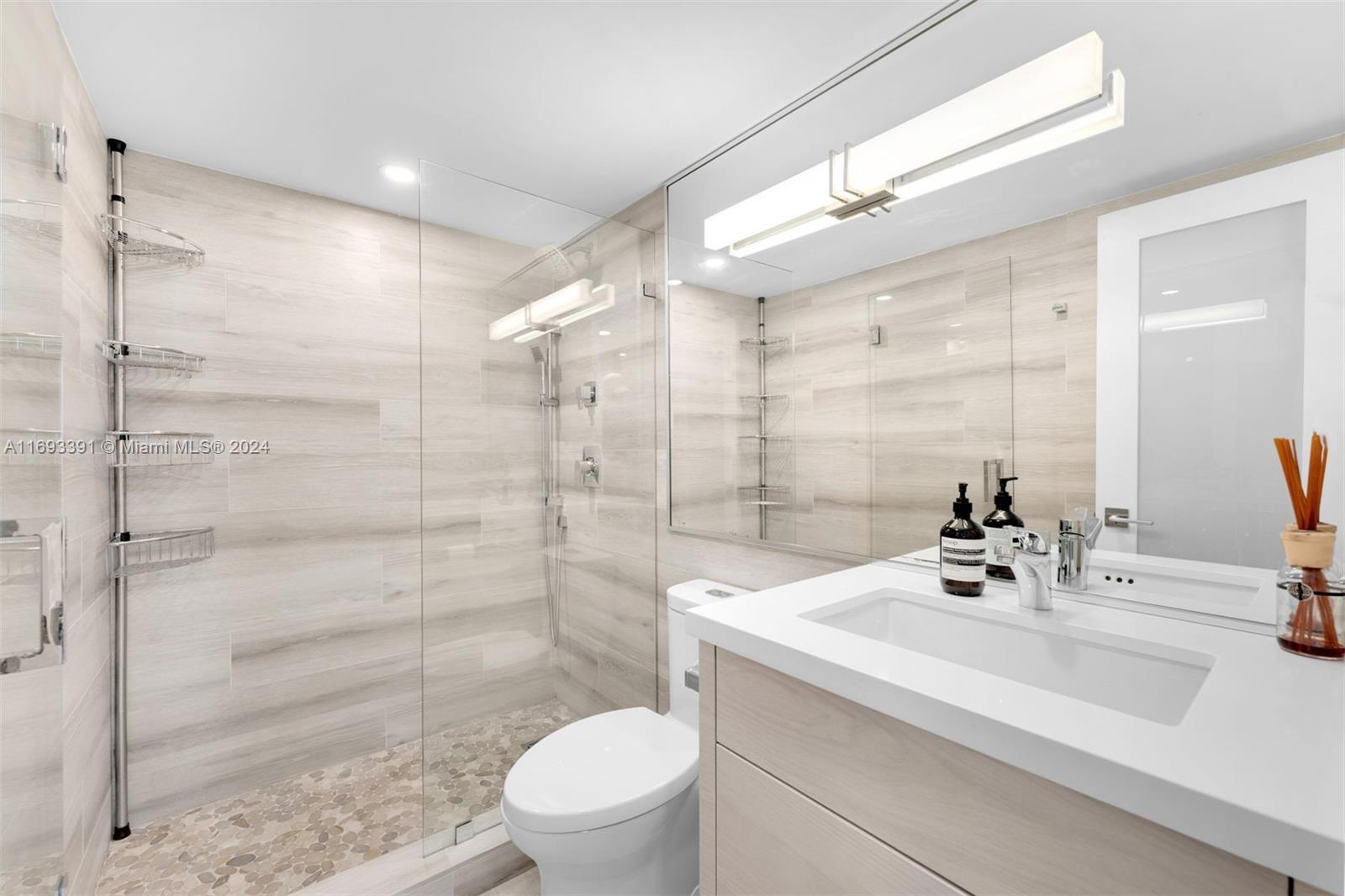 2401 Collins Ave Unit: 1510/1511