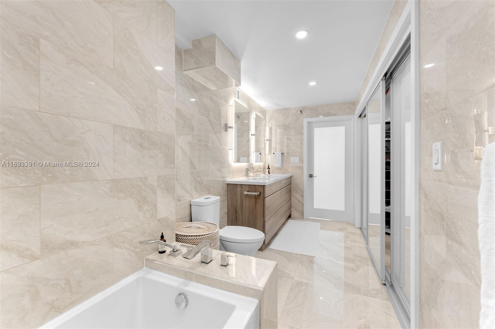 2401 Collins Ave Unit: 1510/1511