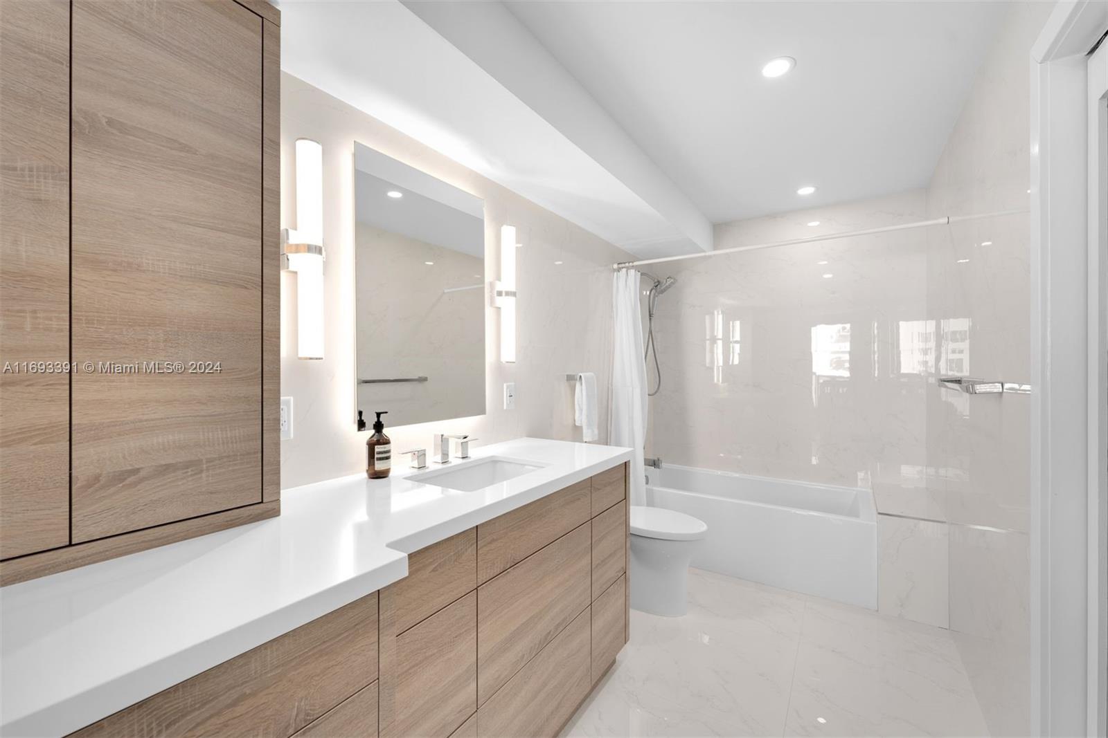 2401 Collins Ave Unit: 1510/1511