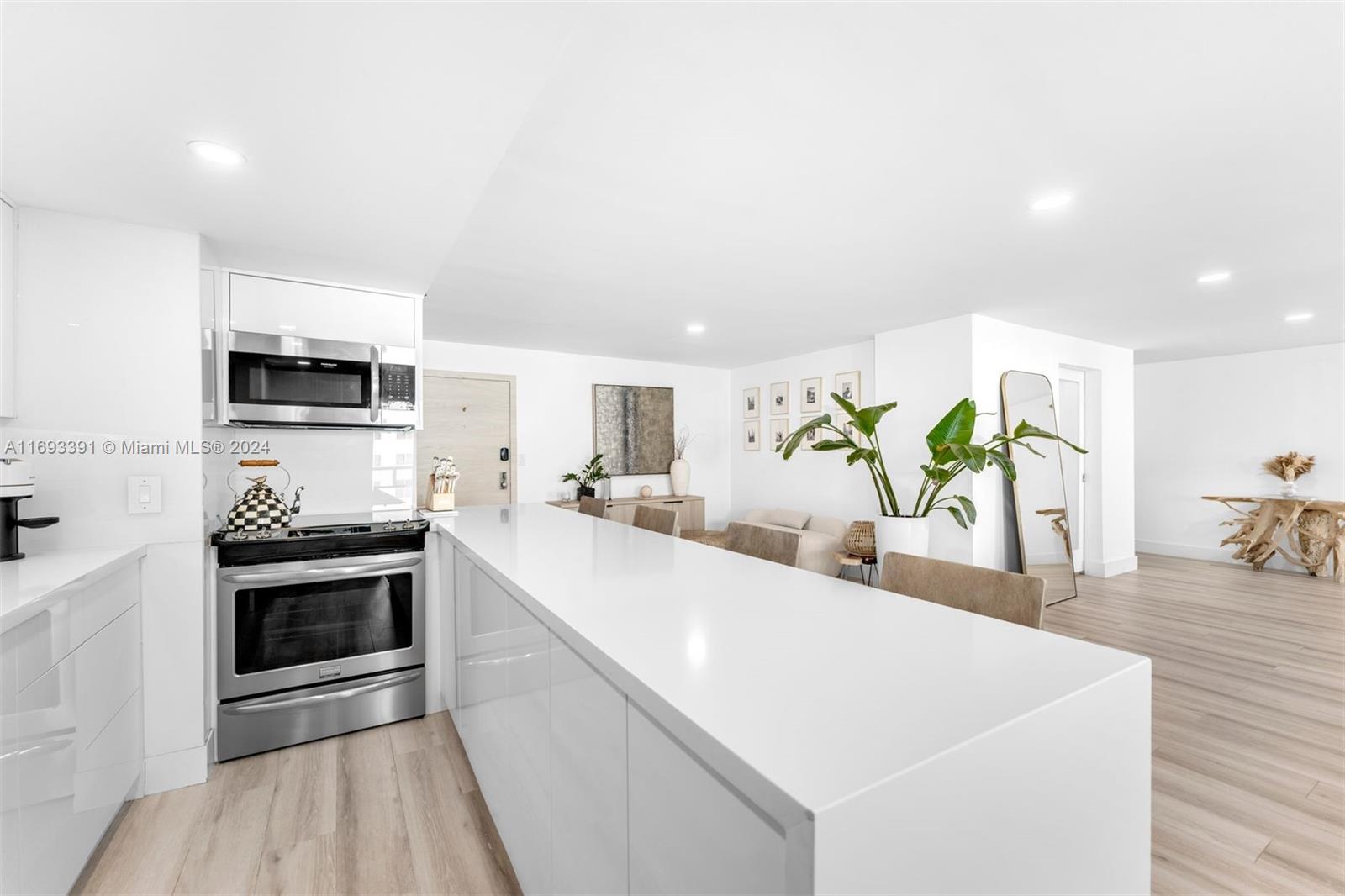 2401 Collins Ave Unit: 1510/1511