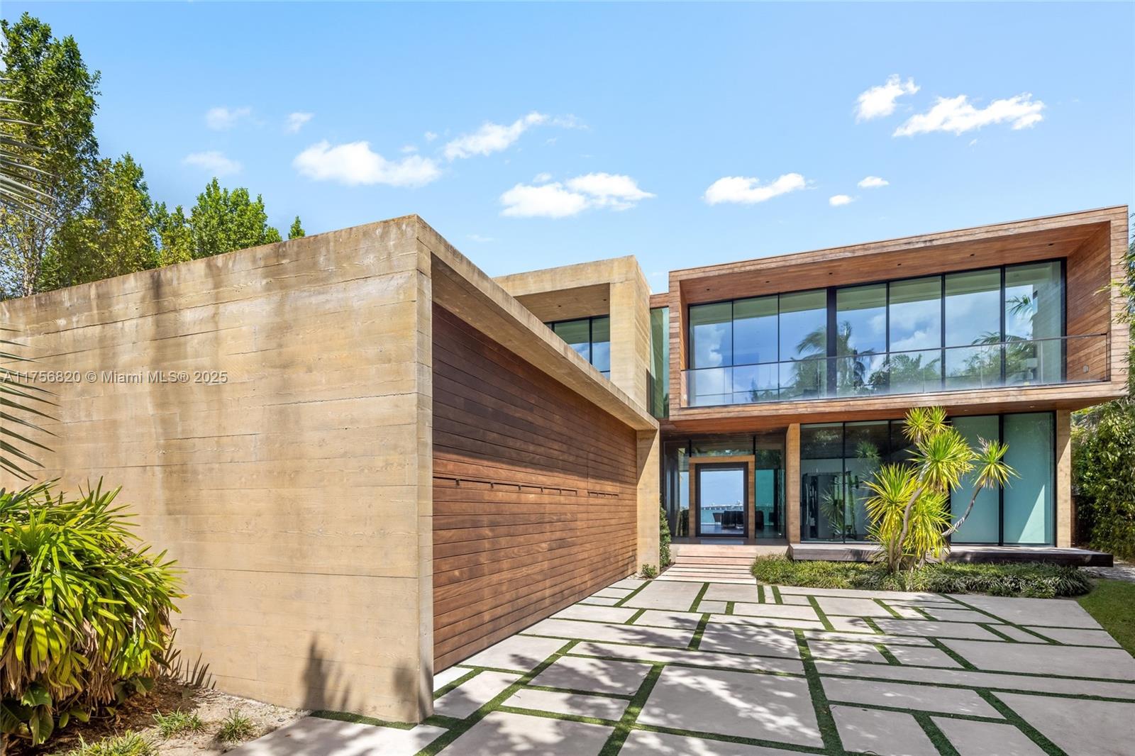 825 E Dilido Dr