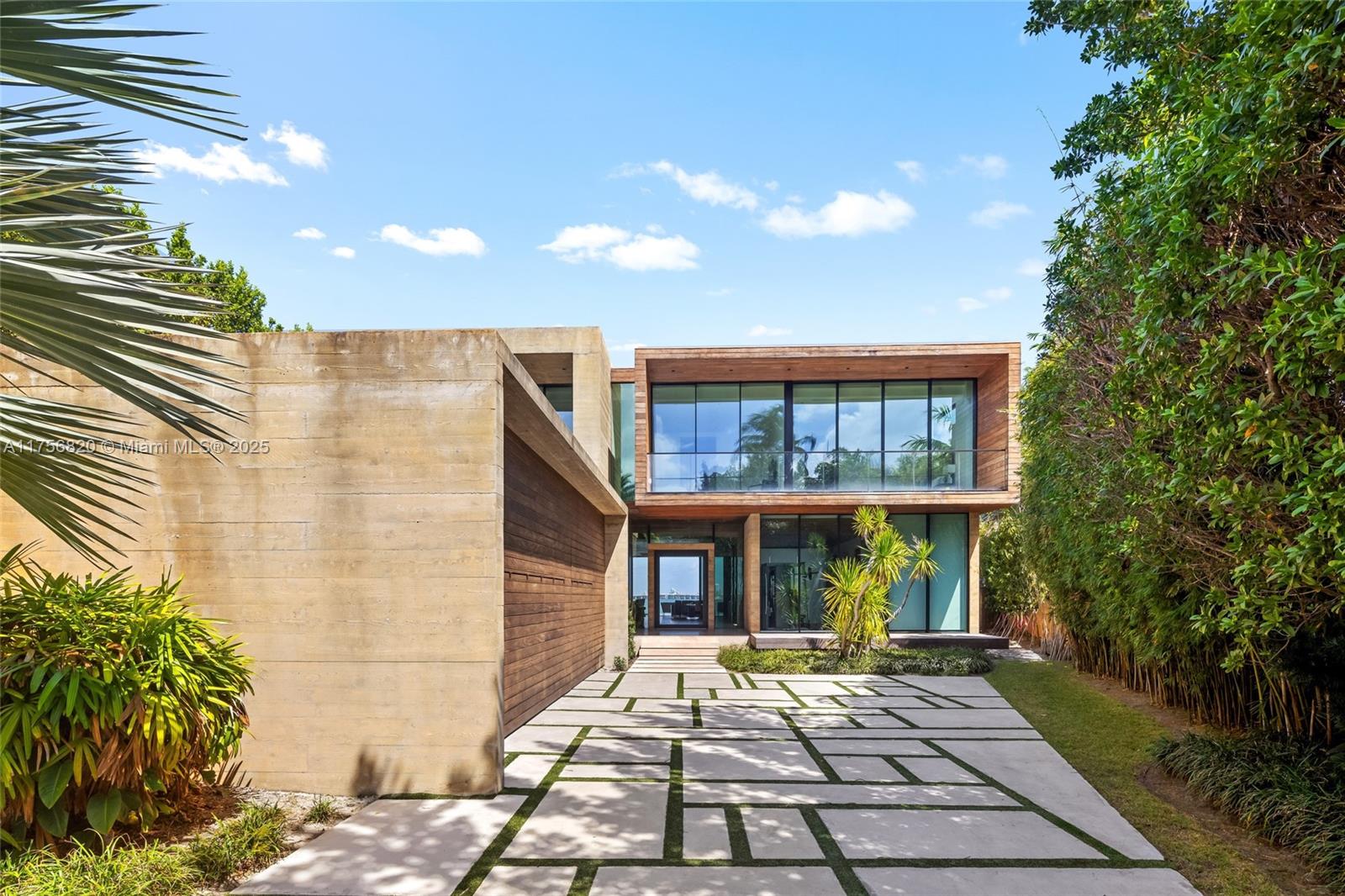 825 E Dilido Dr