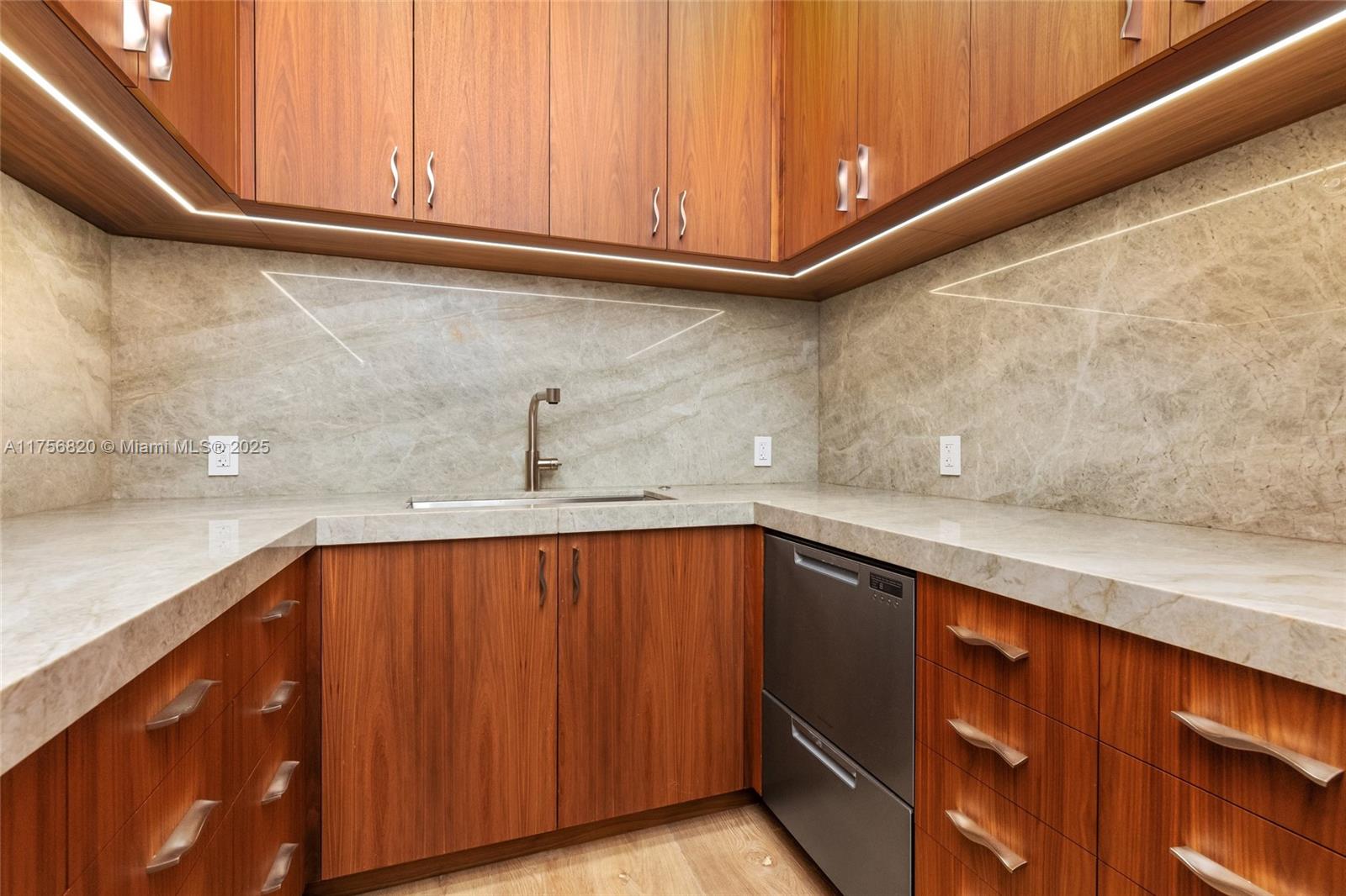 825 E Dilido Dr