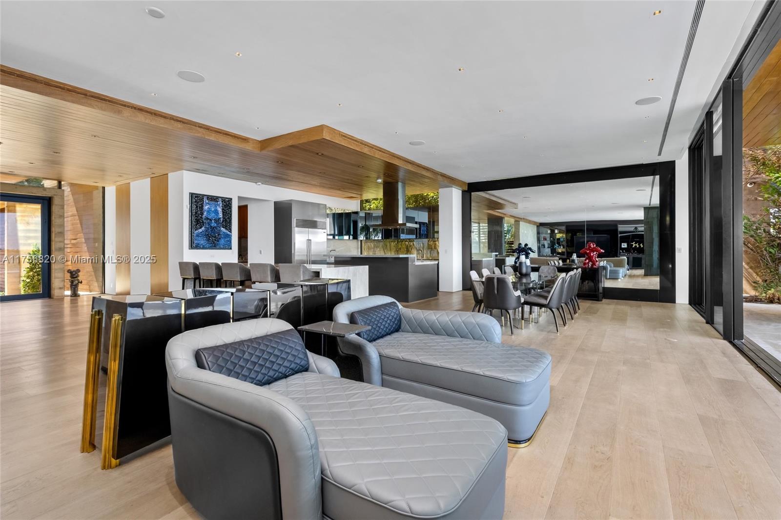 825 E Dilido Dr